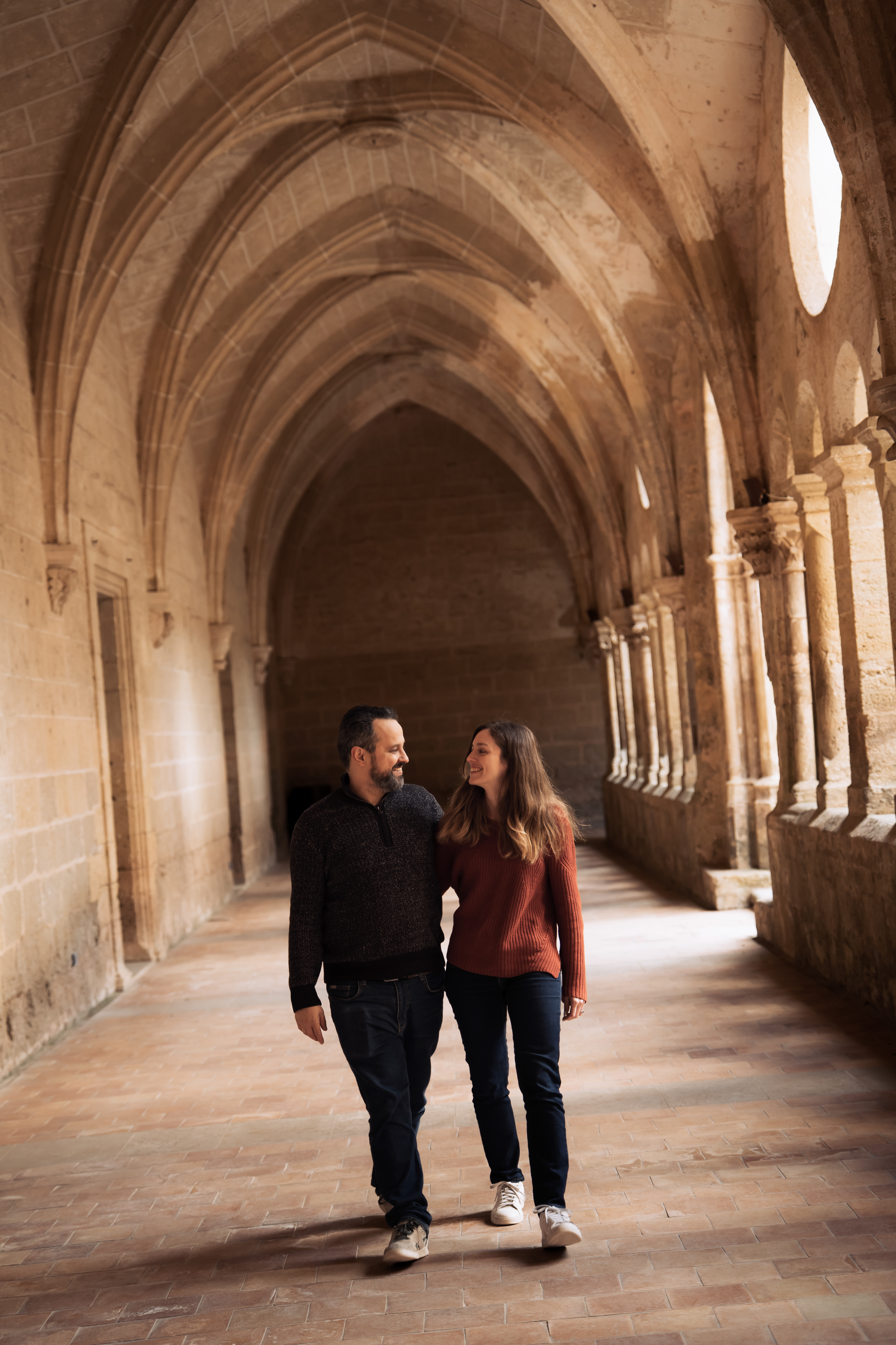 Portrait de couple naturel lors d’une séance engagement dans le sud de la France