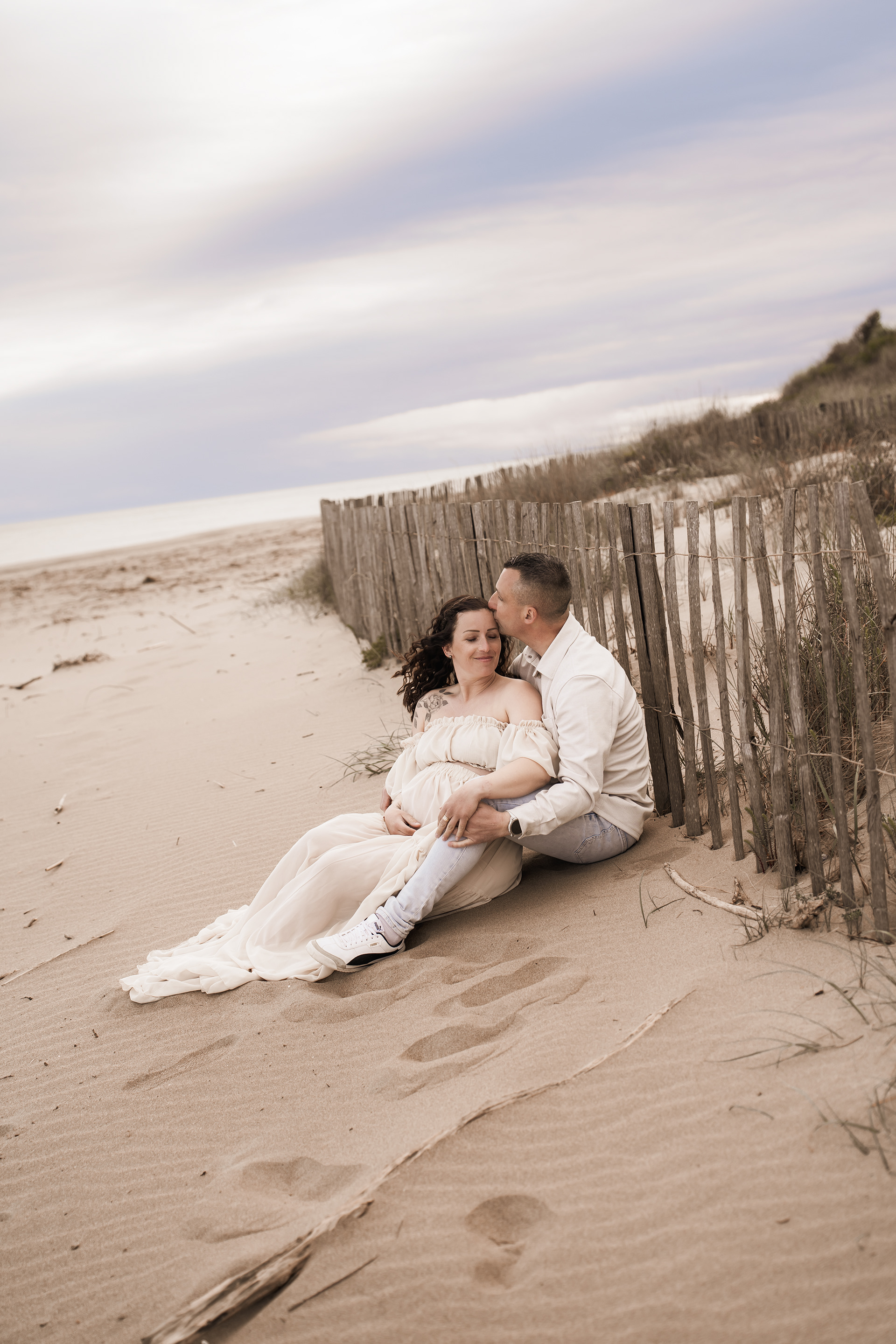 séance photo grossesse à Sérignan plage, lumière naturelle