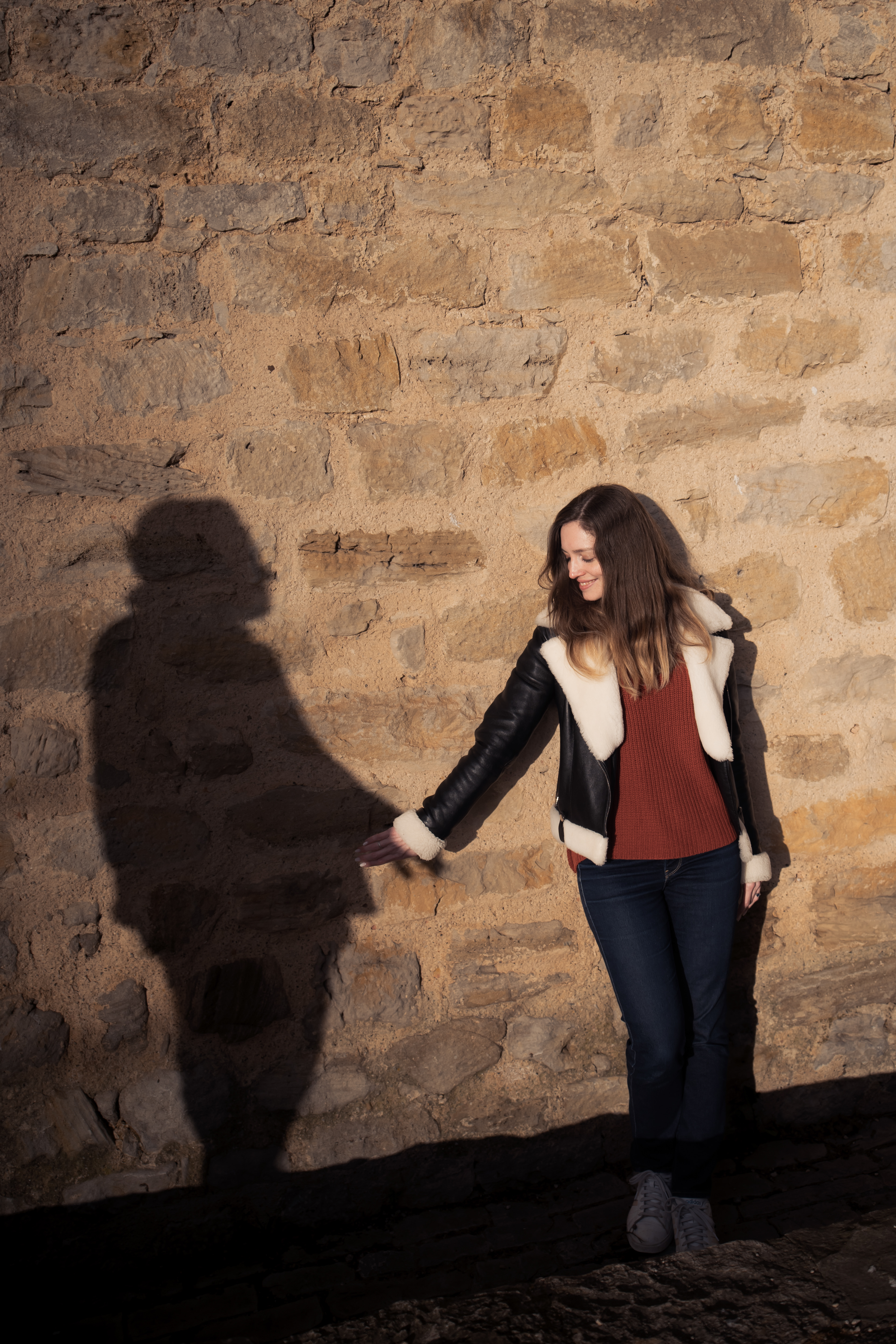 Moment de complicité entre les futurs mariés à l’Abbaye de Valmagne