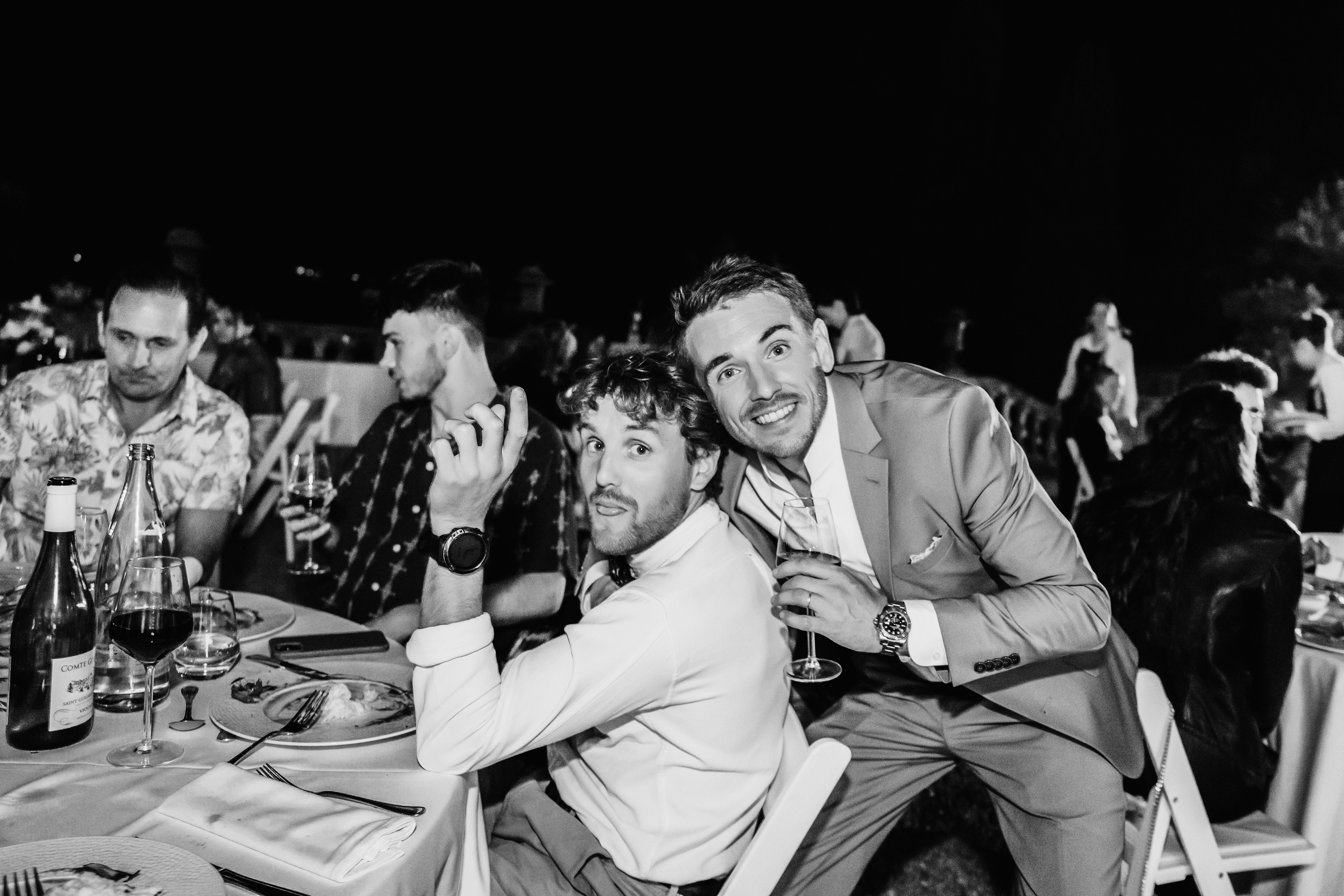 invités attablés pour le repas de mariage en soirée, Hérault