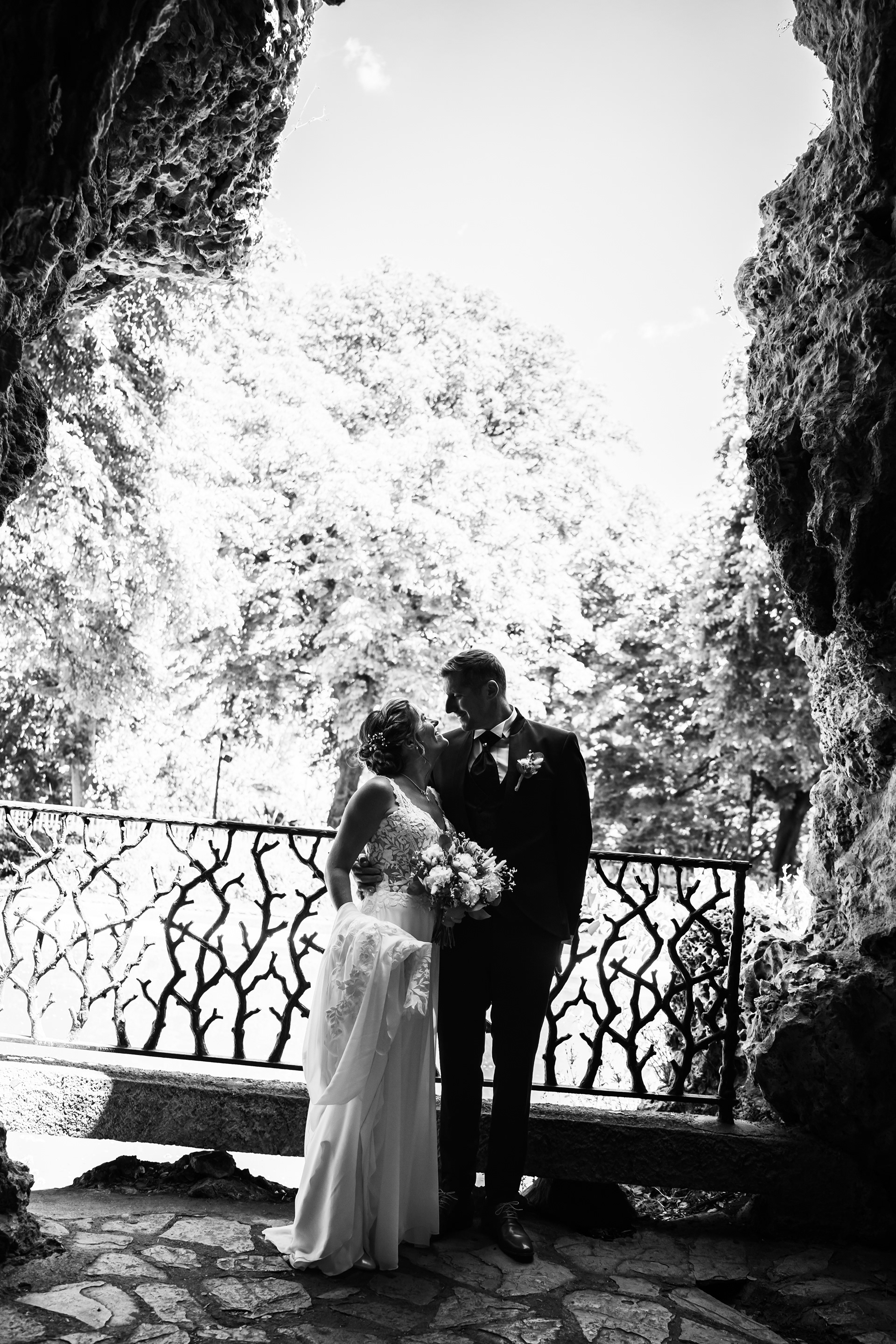 mariés dans la grotte du Jardin du Château d’Eau, moment complice