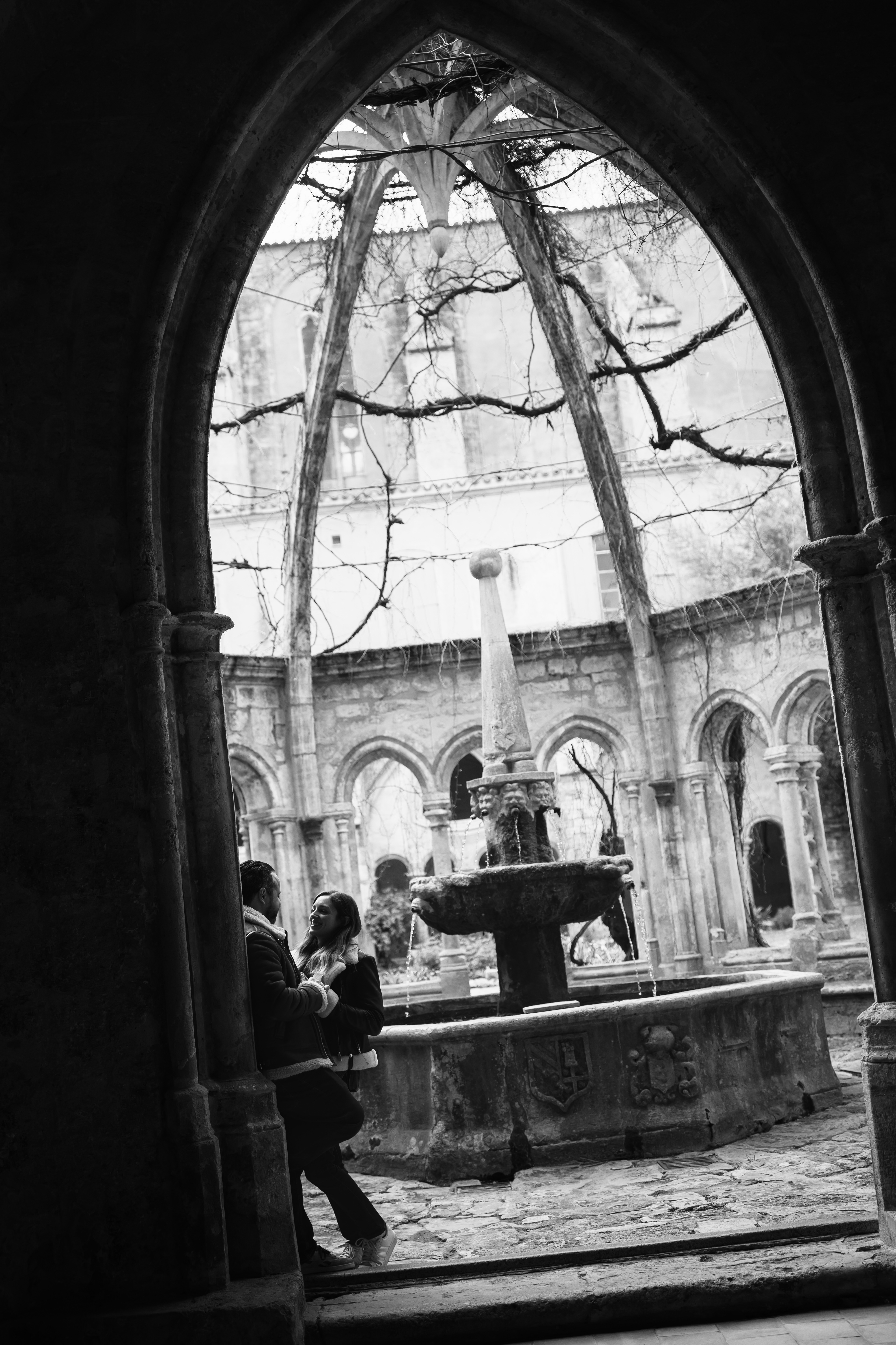 Couple amoureux dans les arches de l’Abbaye de Valmagne à Villeveyrac