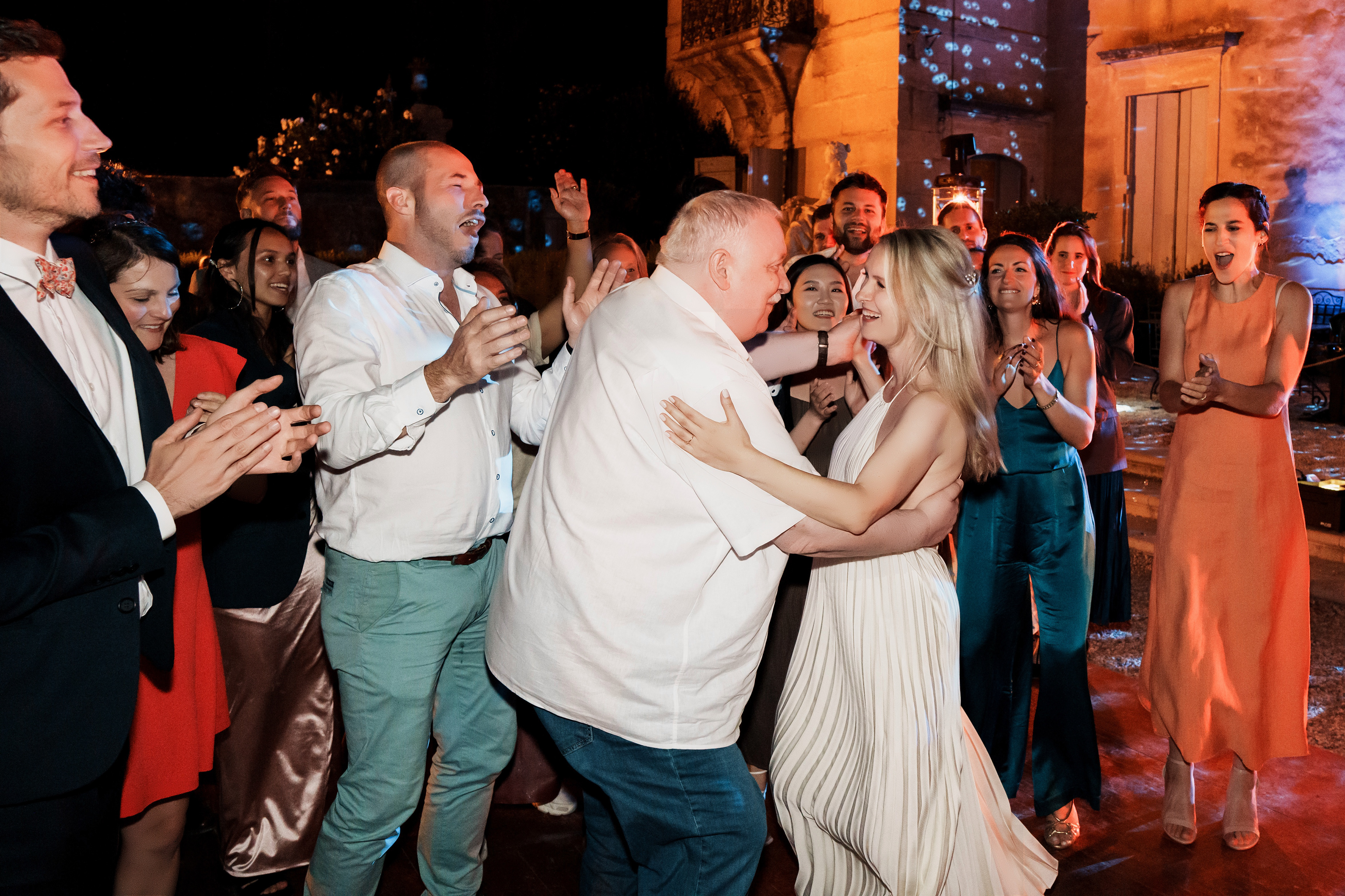 la mariée danse avec son père entourée des invités lors de la soirée de mariage au Château de Flaugergues à Montpellier
