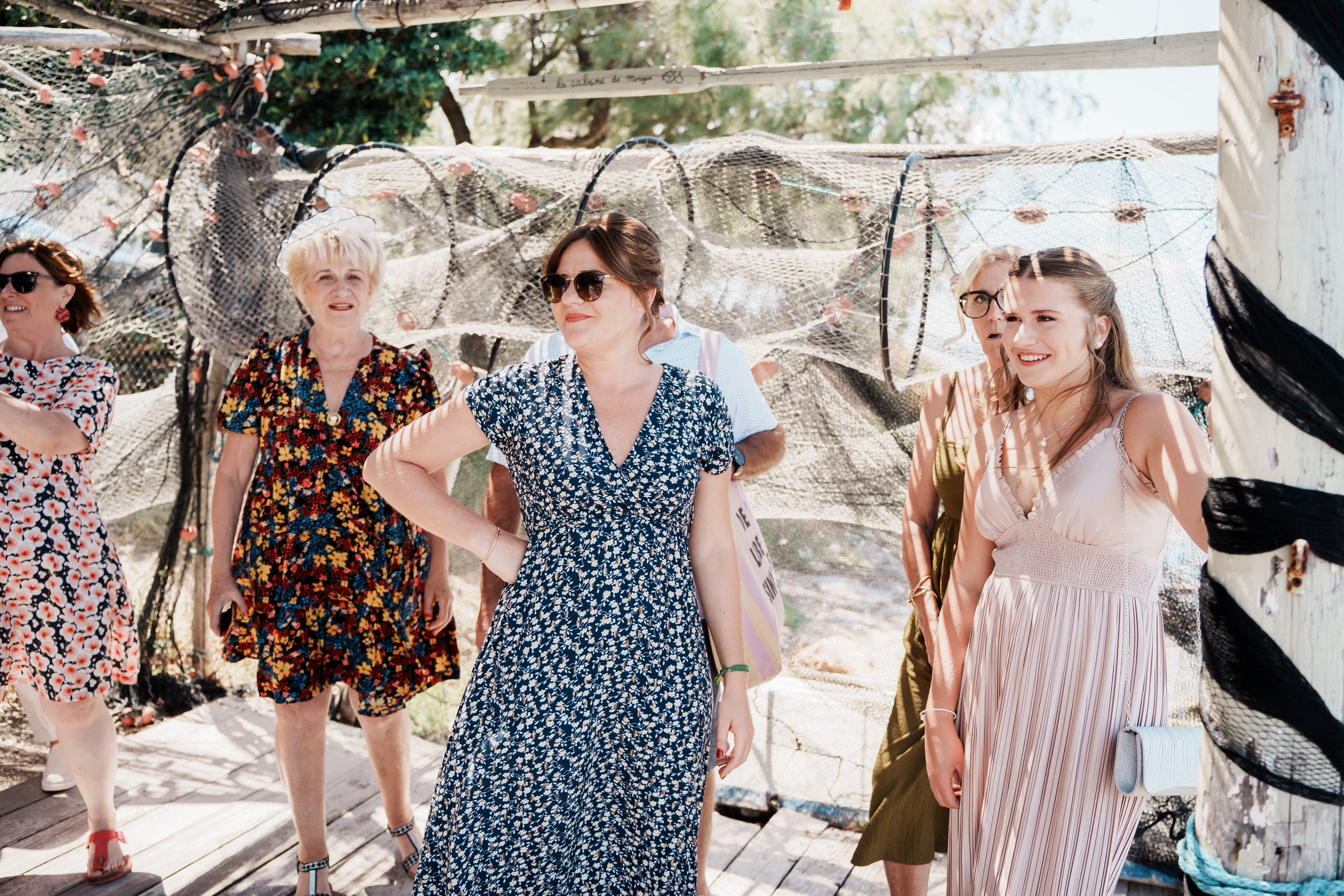 la famille assiste au first look des mariés au bord de l’Étang de Thau à Sète