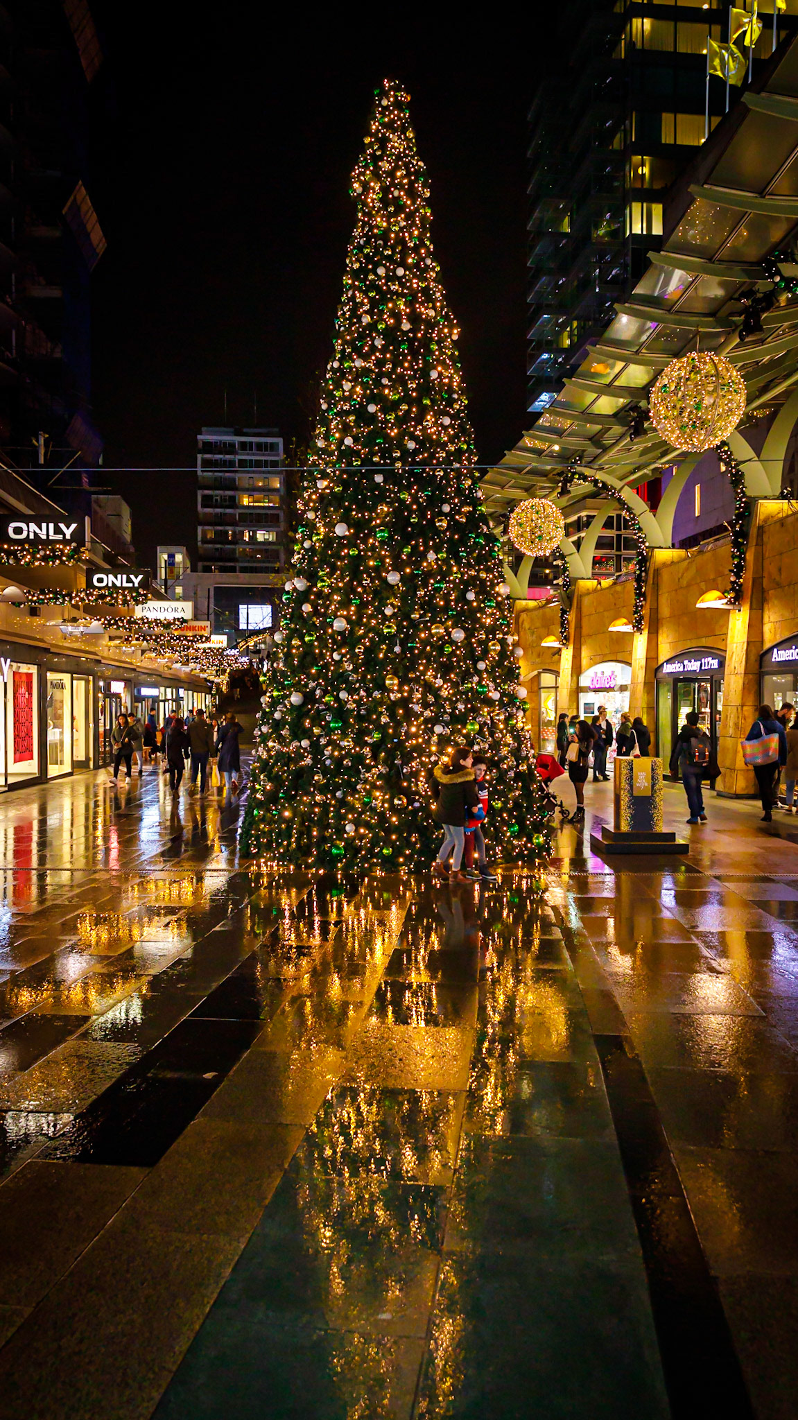 The Christmas Button in de Koopgoot Rotterdam.