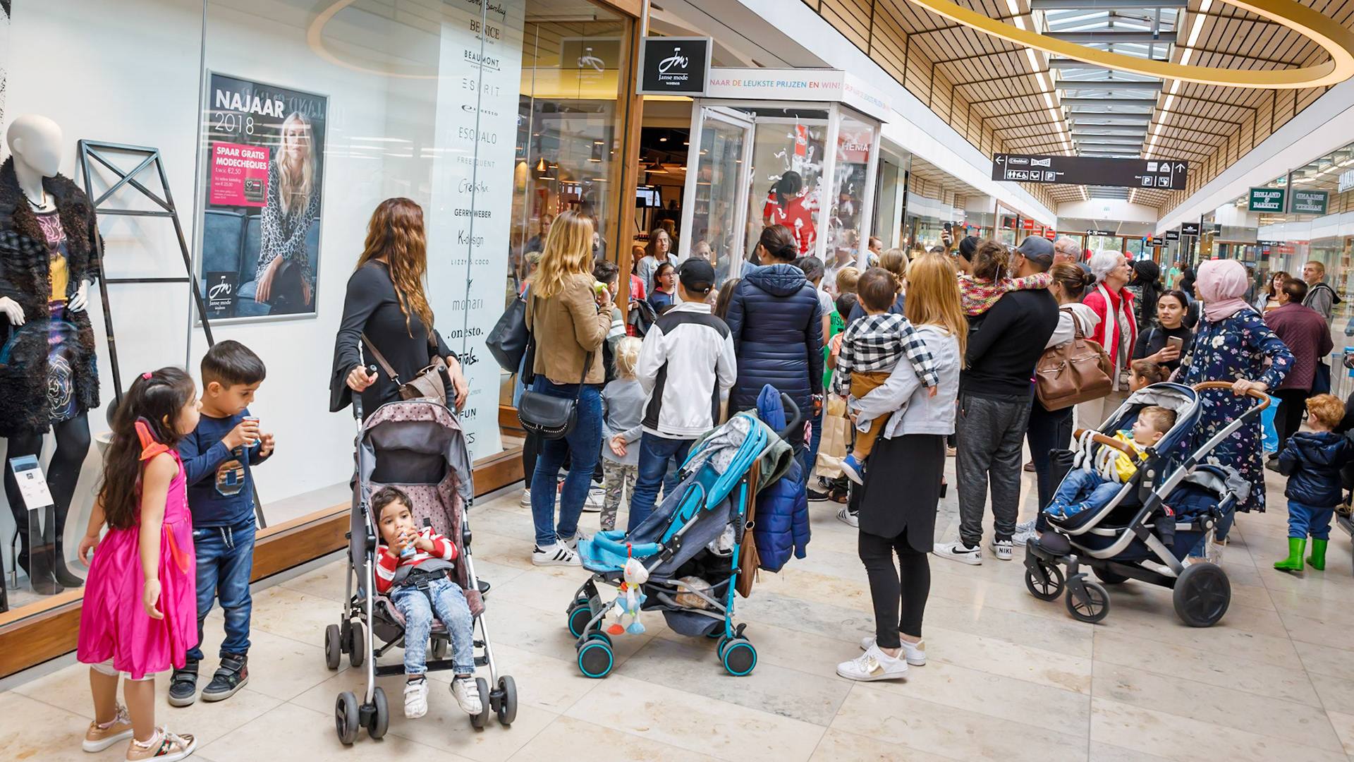 Heropening winkelcentrum Koningshoek te Maassluis.