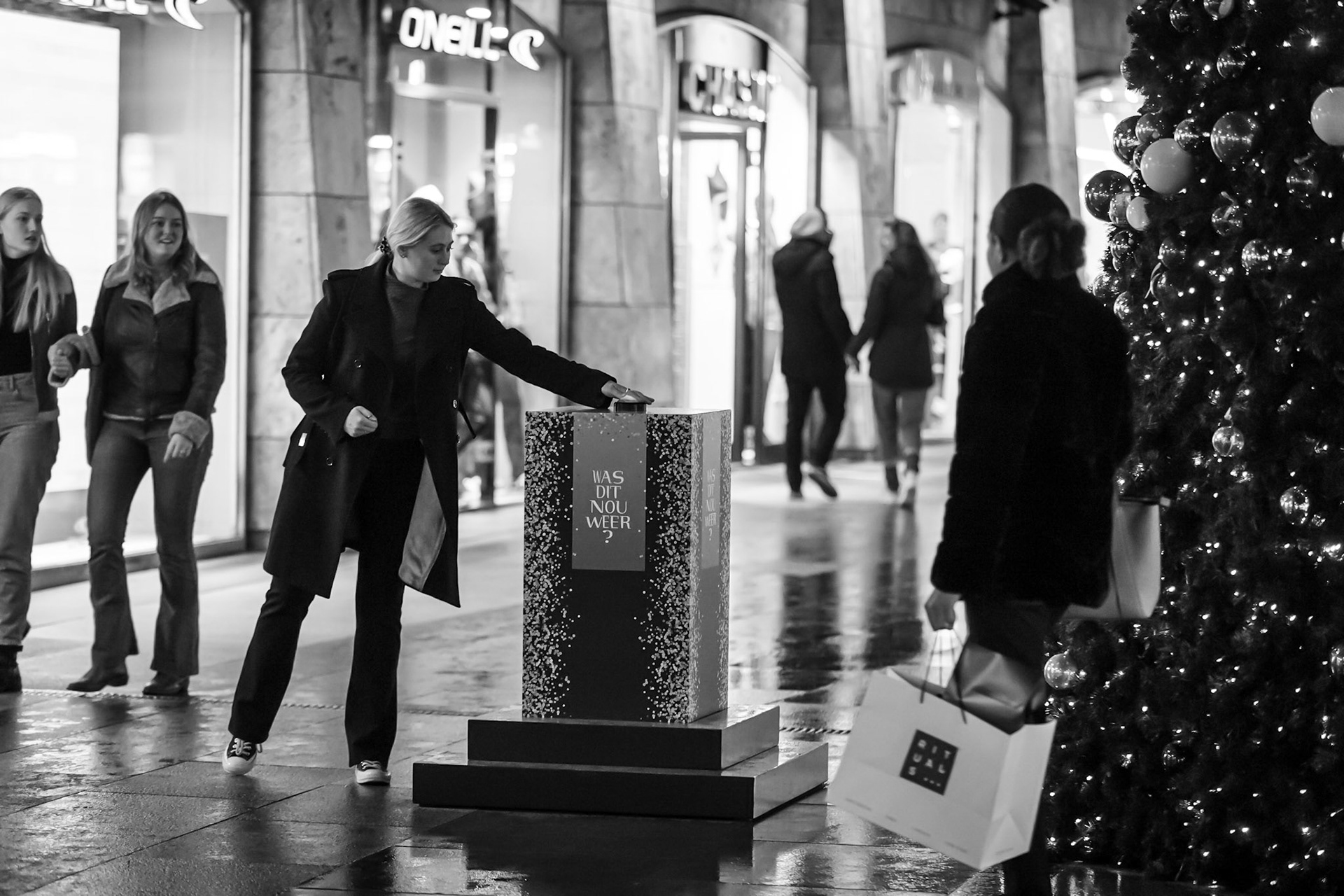 The Christmas Button in de Koopgoot Rotterdam.