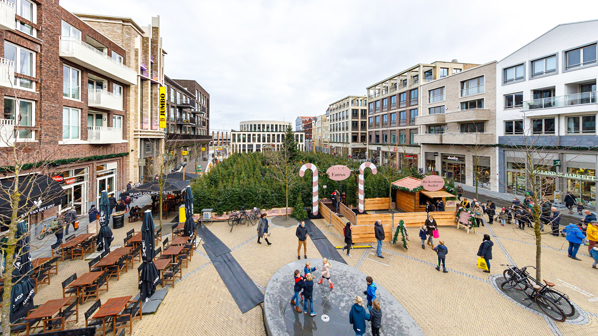 Het Kerstbomen Doolhof in Leidsche Rijn Centrum te Utrecht.