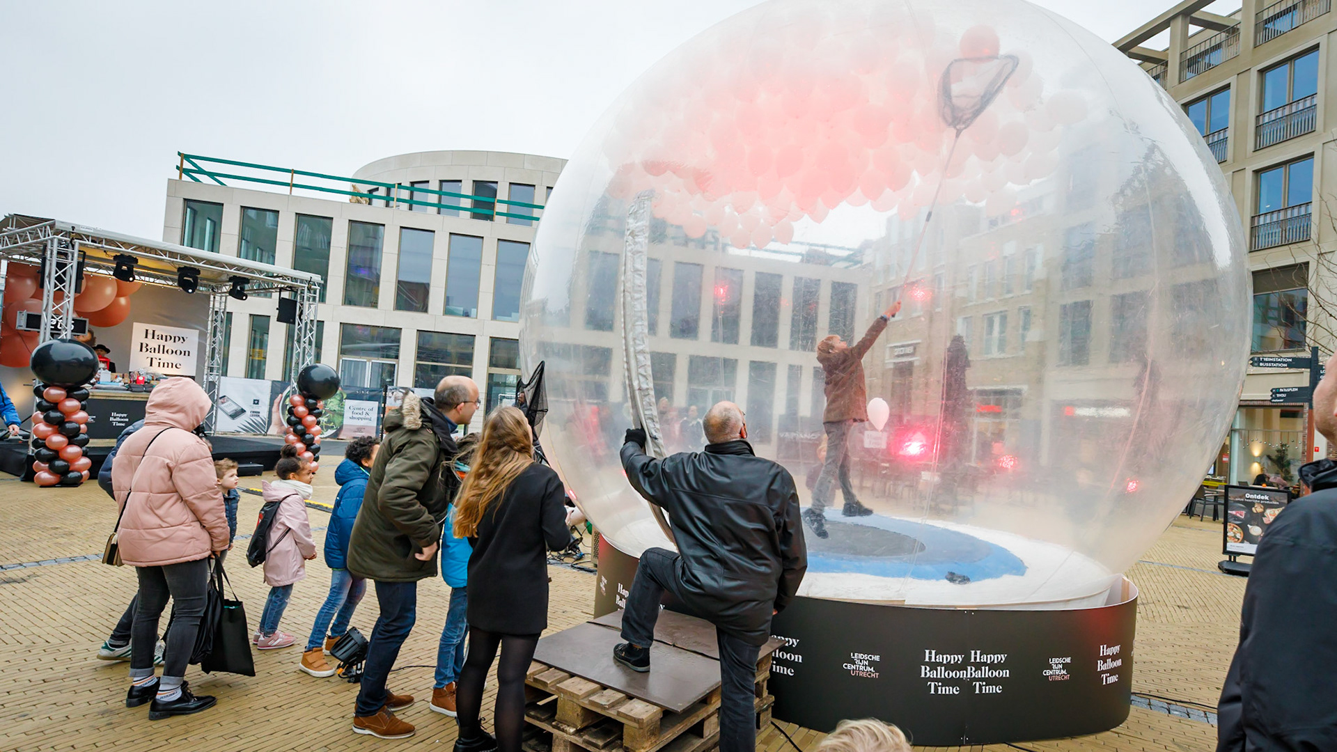 Happy Balloon Time in Leidsche Rijn Centrum te Utrecht.
