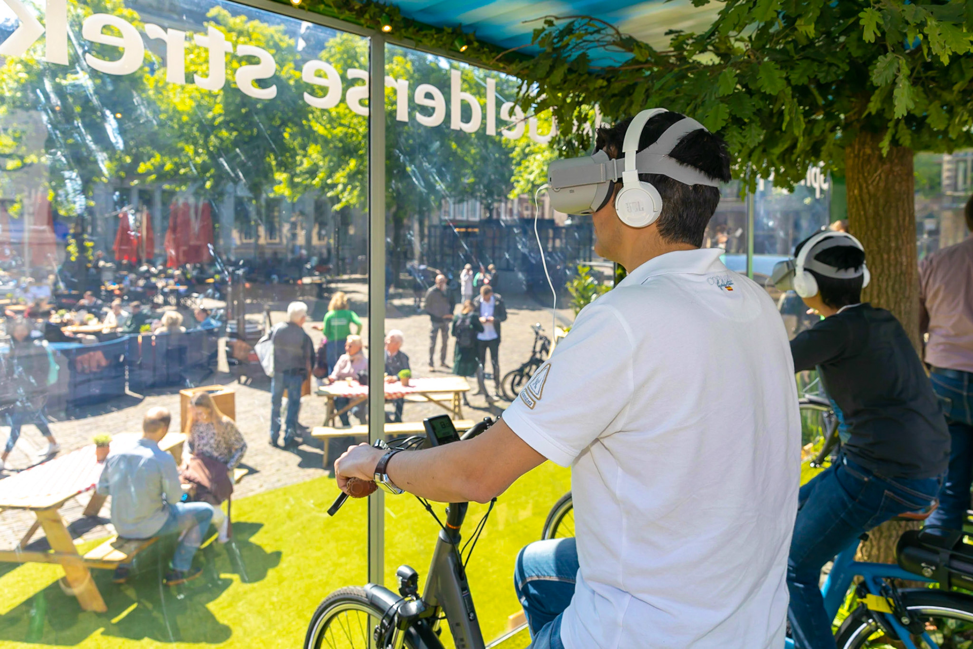 Spring op de fiets in de Gelderse streken te Den Haag.