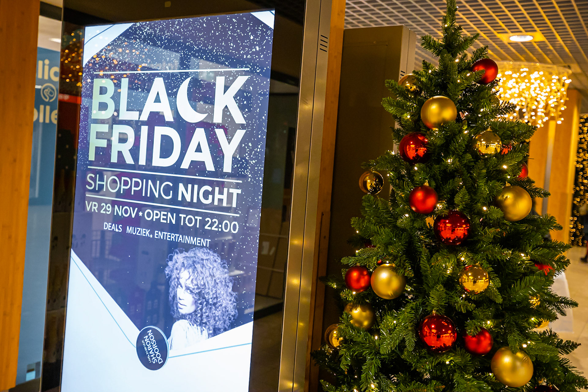 Black Friday Shopping Night in winkelcentrum Kronenburg te Arnhem.