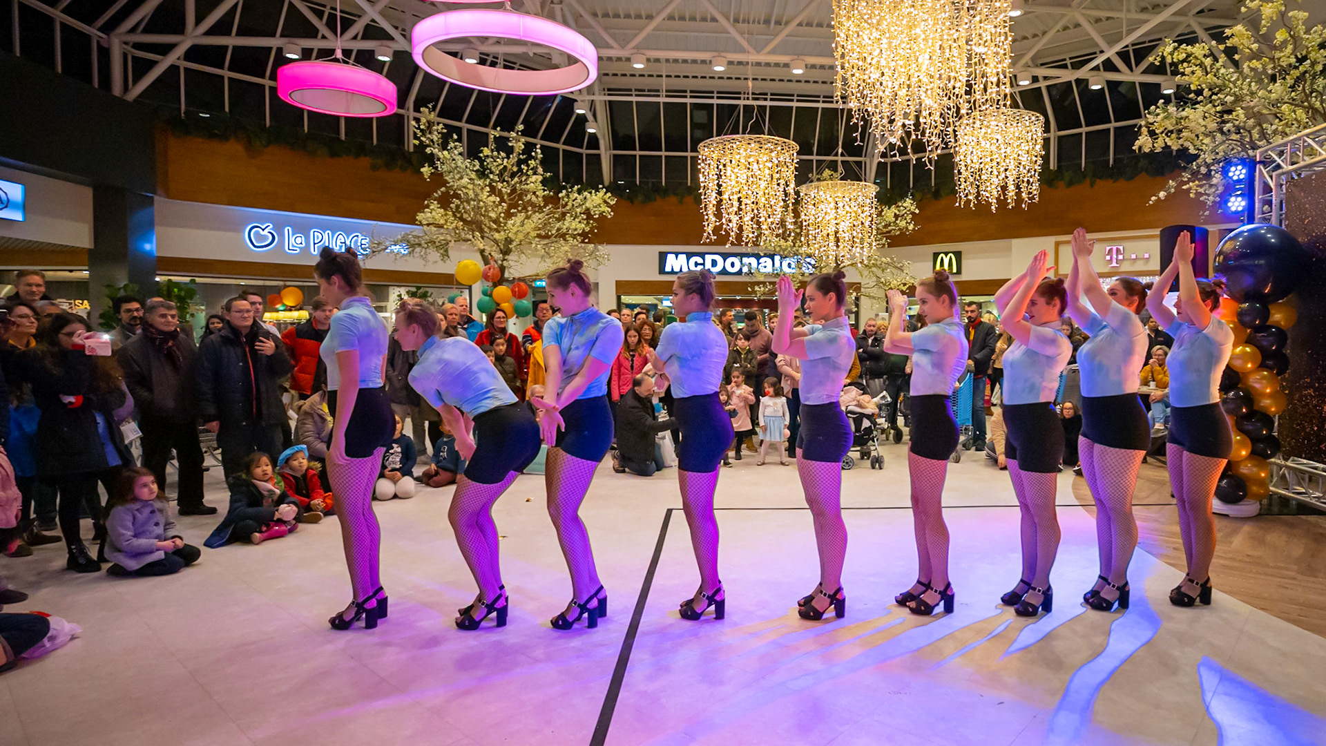 Black Friday Shopping Night in winkelcentrum Kronenburg te Arnhem.