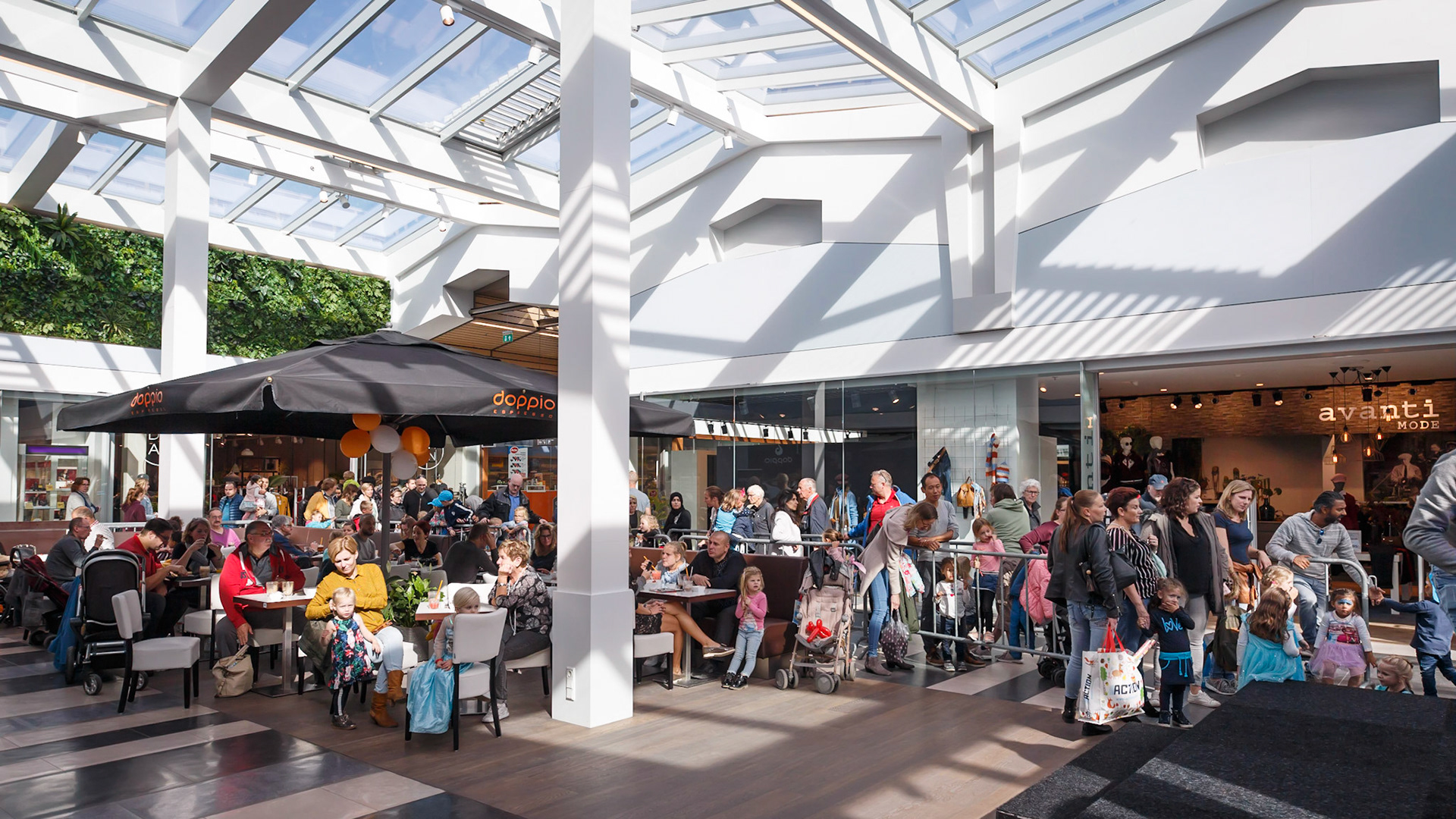 Heropening winkelcentrum Koningshoek te Maassluis.