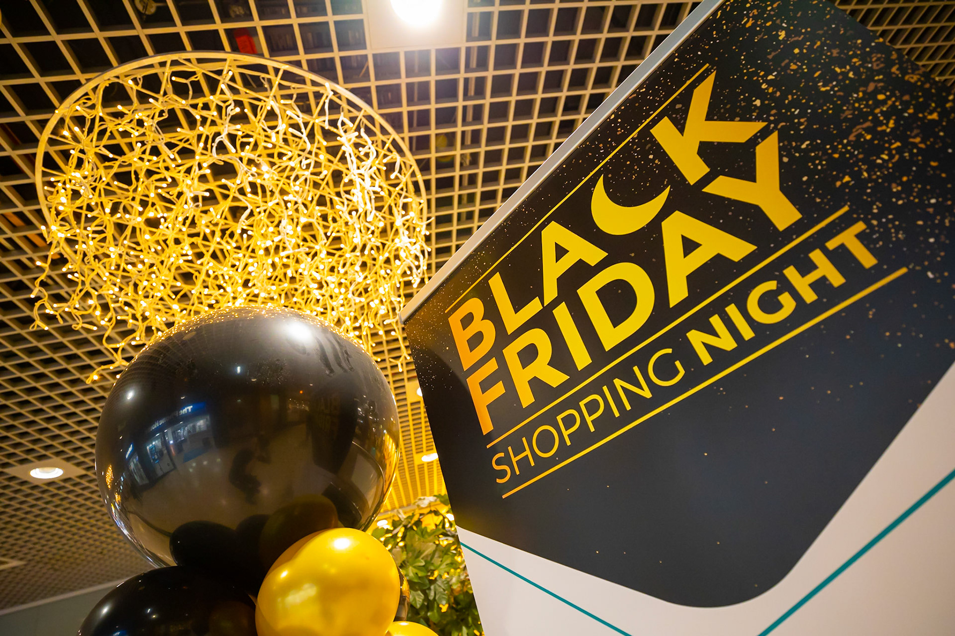 Black Friday Shopping Night in winkelcentrum Kronenburg te Arnhem.