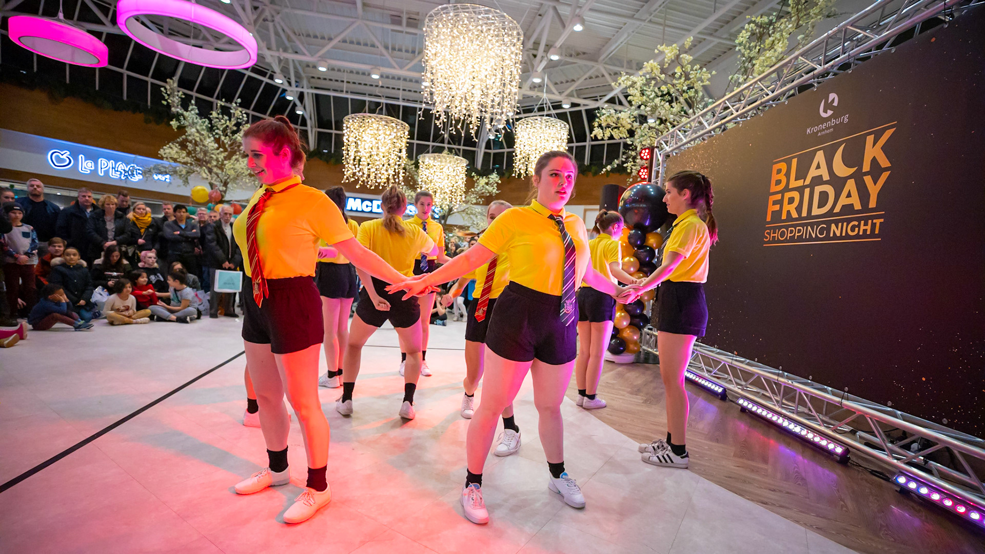 Black Friday Shopping Night in winkelcentrum Kronenburg te Arnhem.