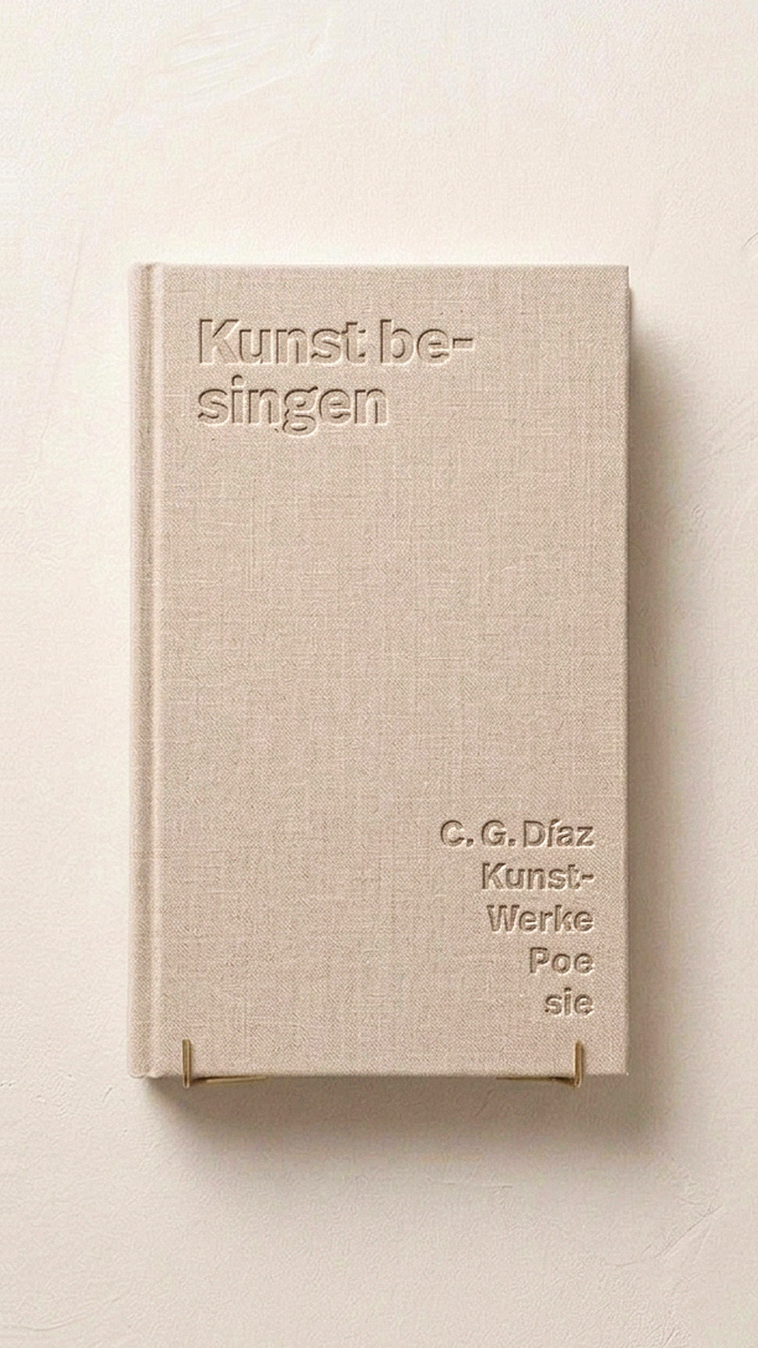 Exklusive Buchprägung auf Leinen ohne Schutzumschlag für "Kunst be-singen". Fokus auf Haptik und Materialisierung durch AGS | Art Graphic—Studio.