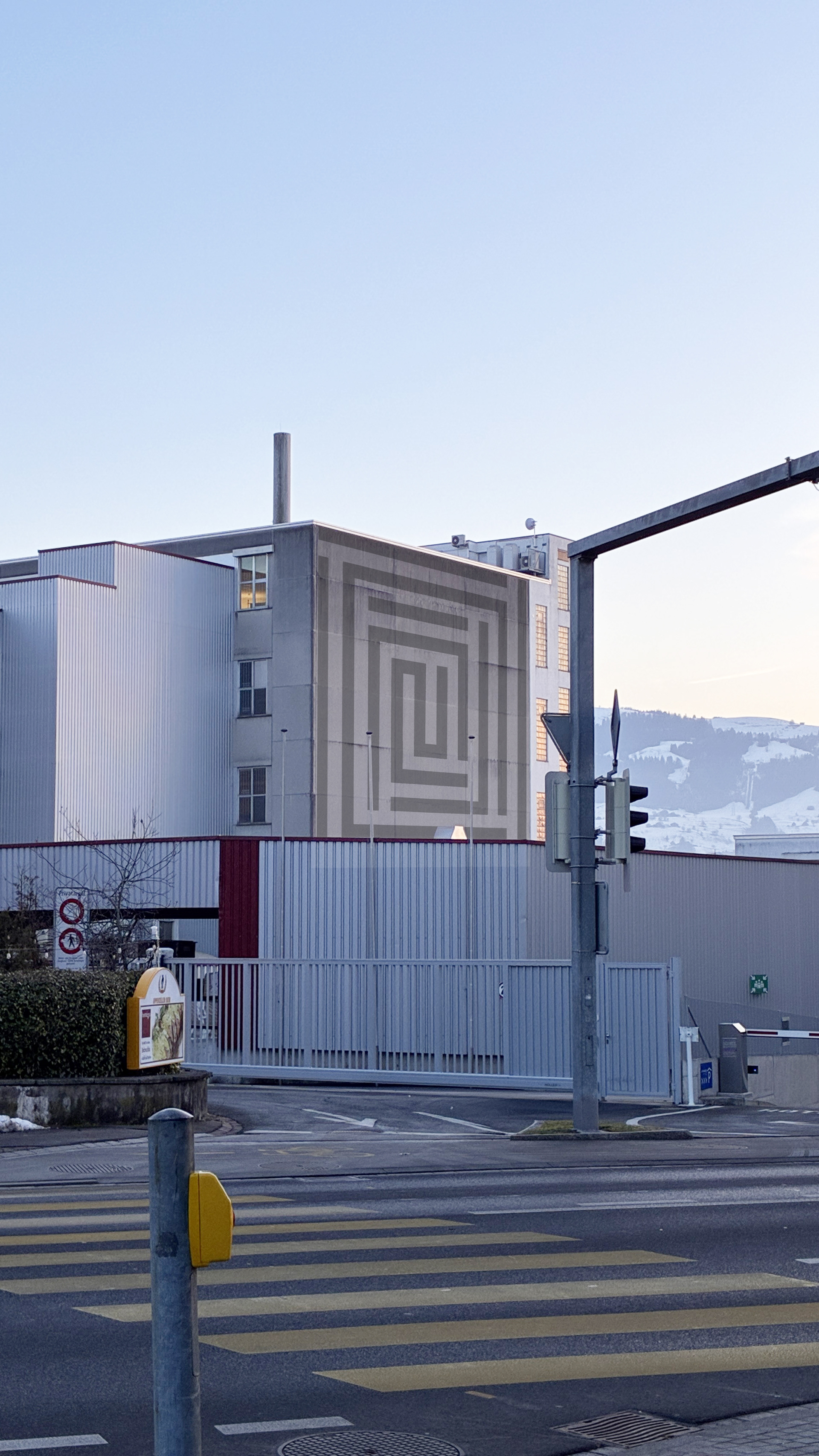 Supergrafik und architektonische Raumgestaltung: Visuelle Transformation einer statischen Betonfassade durch temporäre Muster. Entwurf von Carlos Uribe.