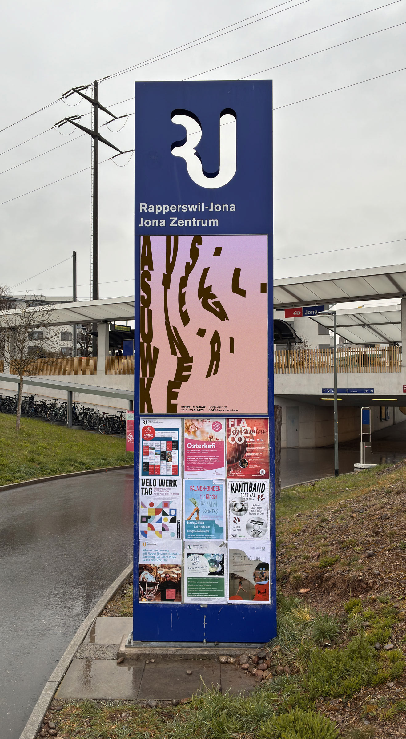 Typografisches Poster Design präsentiert an einer Info-Stele in Rapperswil-Jona. Konzeptionelles Grafikdesign für den Kulturbereich von AGS | Art Graphic—Studio.