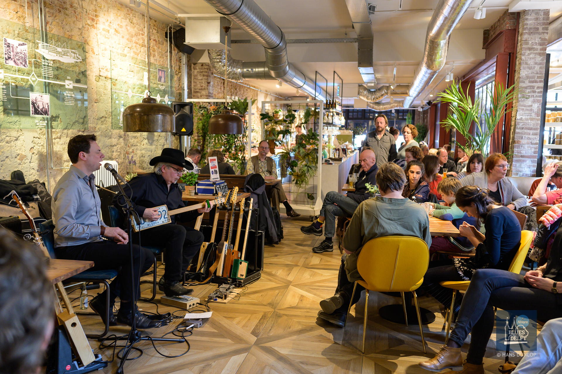 Gumbo & The Monk in restaurant Van Maanen