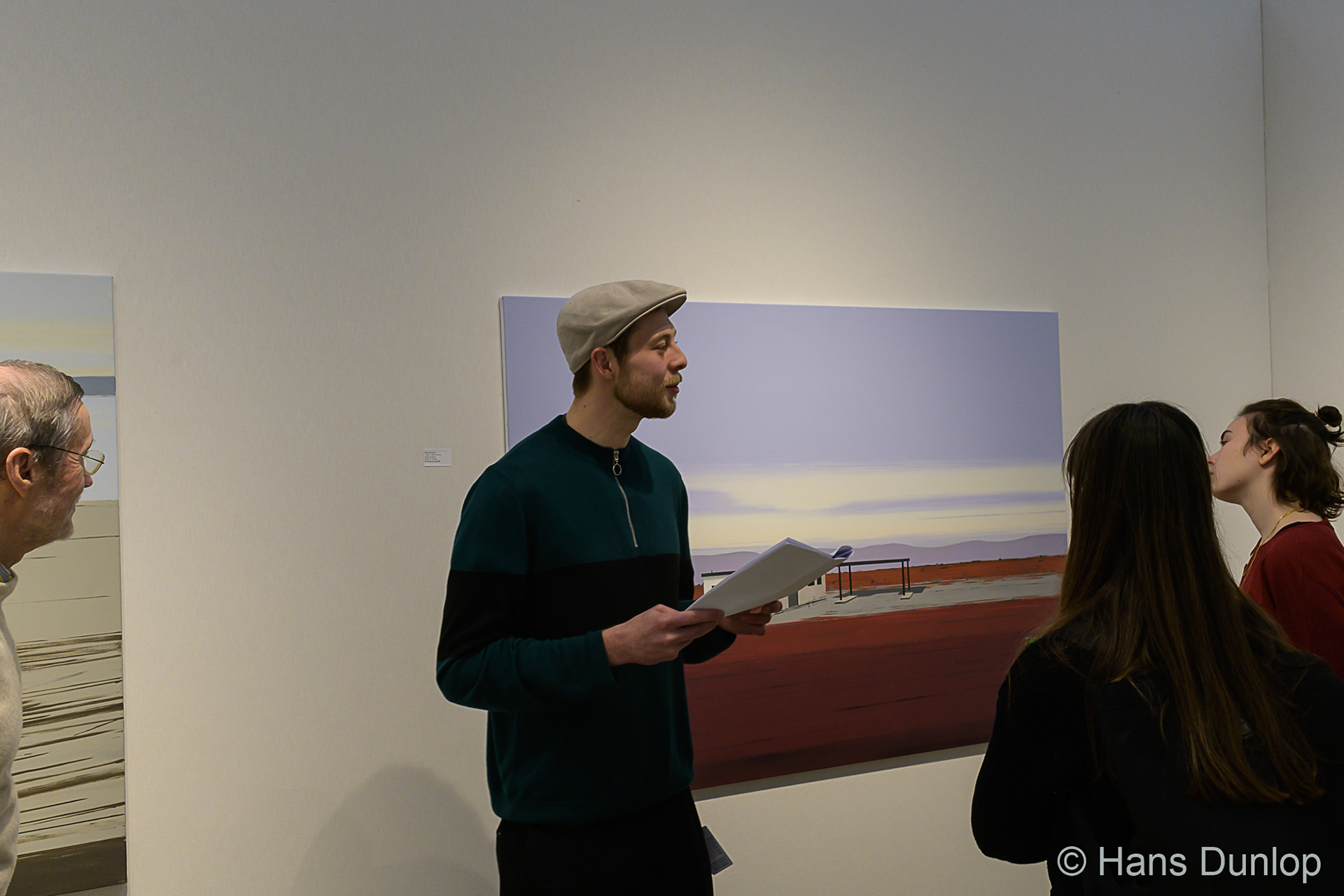 Wessel Klootwijk draagt gedichten voor geïnspireerd op de kunstwerken