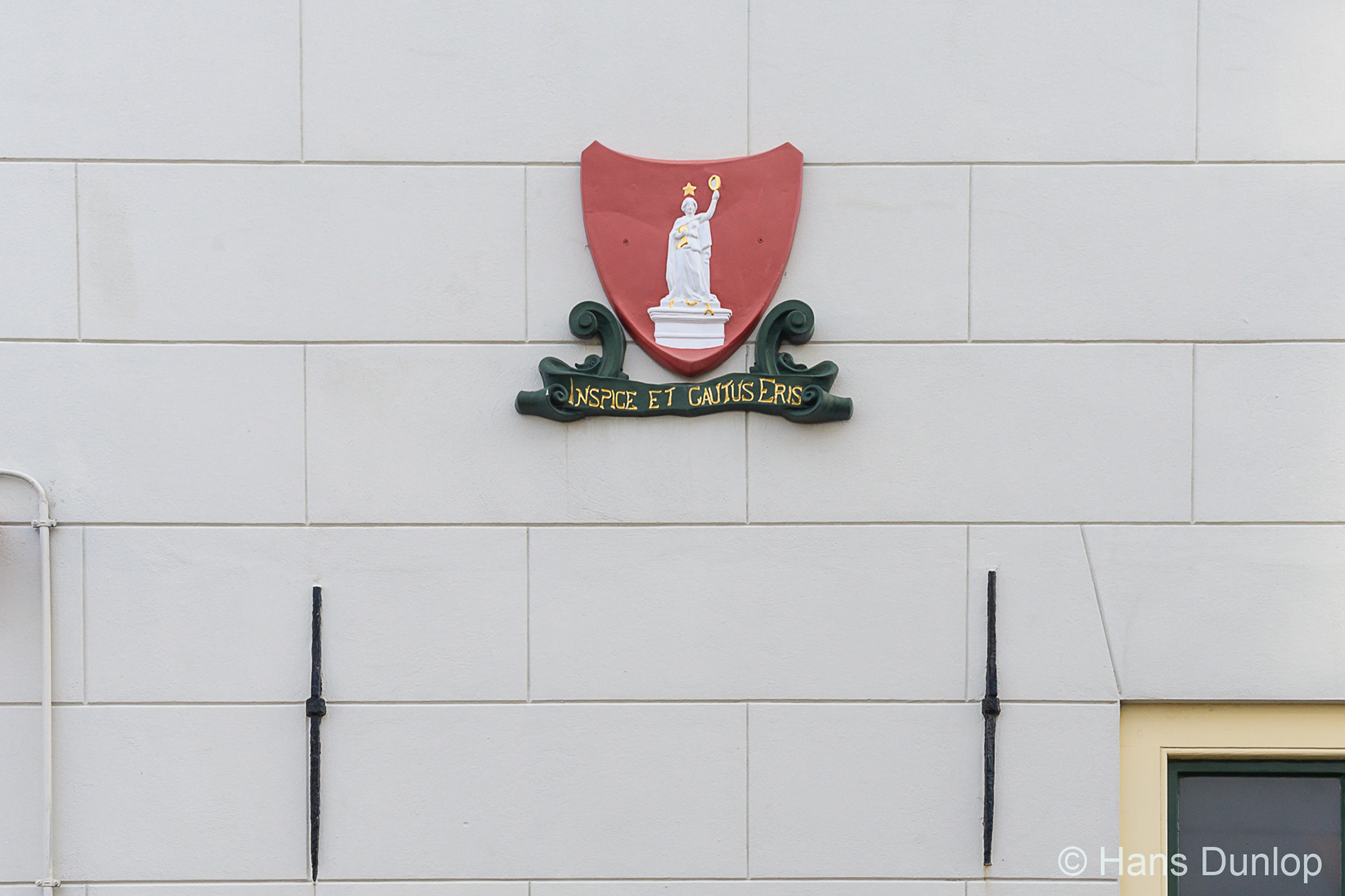 "Spiegelt U en U zult op Uw hoede zijn" (De corpsmaagd is het symbool van het Delftsch Studenten Corps DSC)