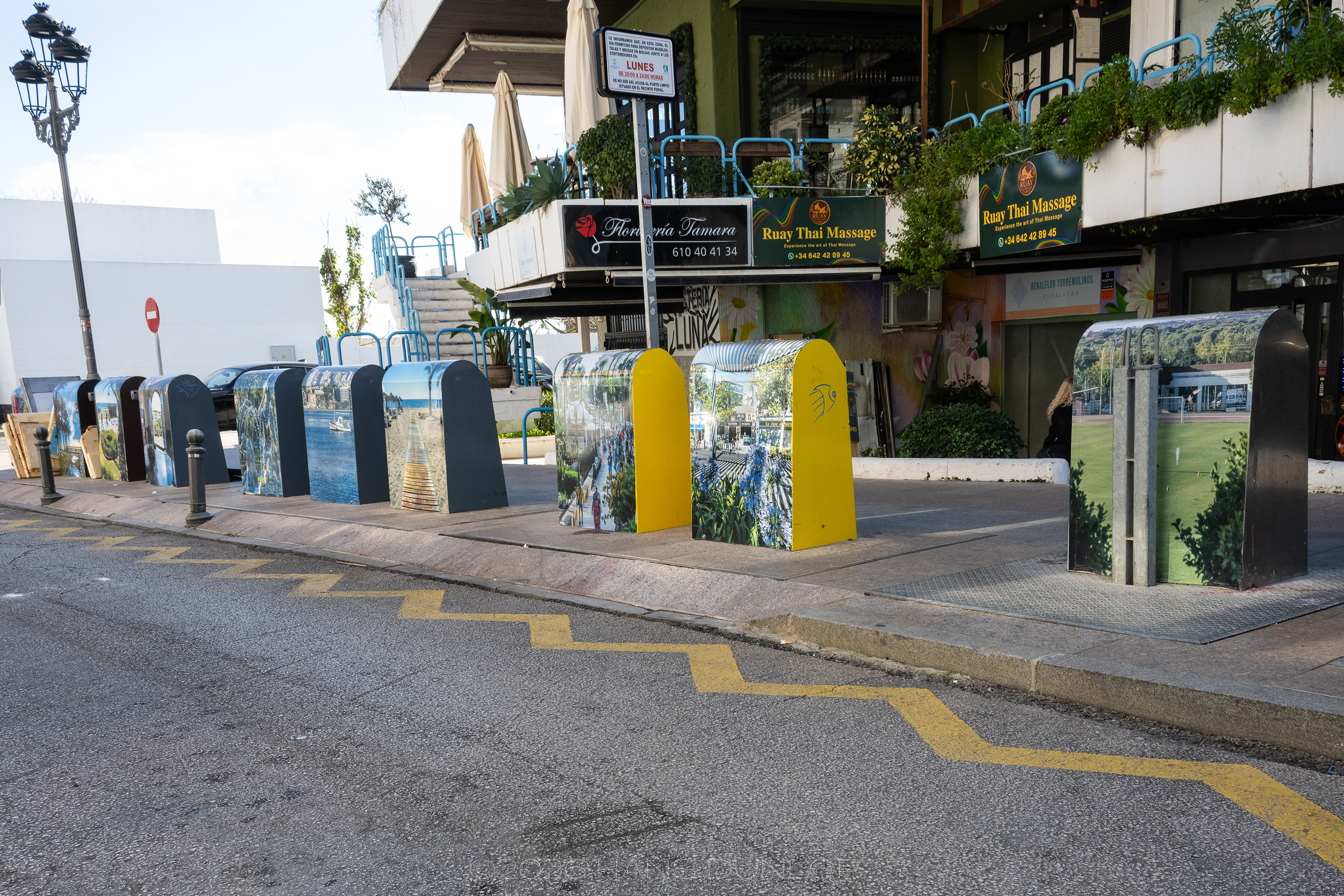 Vrolijk bestickerde ondergrondse containers