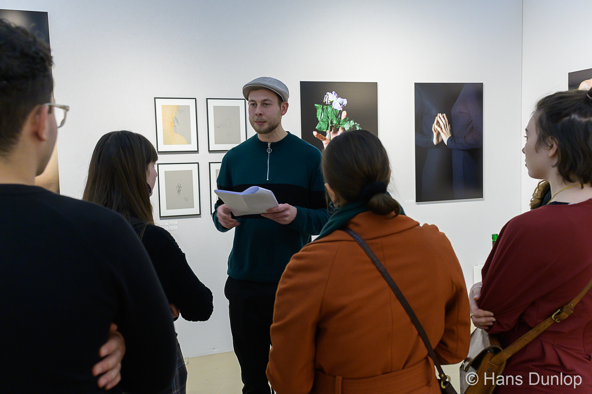 Wessel Klootwijk draagt gedichten voor geïnspireerd op de kunstwerken