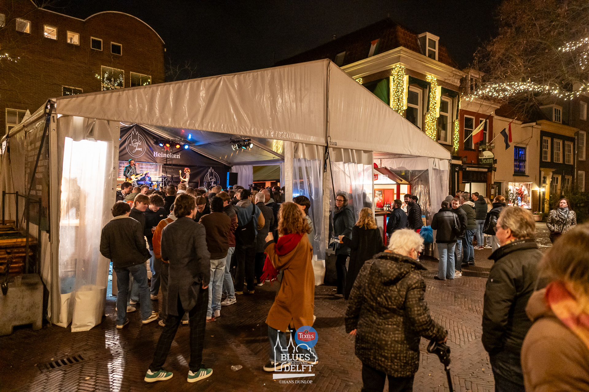 Meryn Bevelander in de tent bij Café de Oude Jan