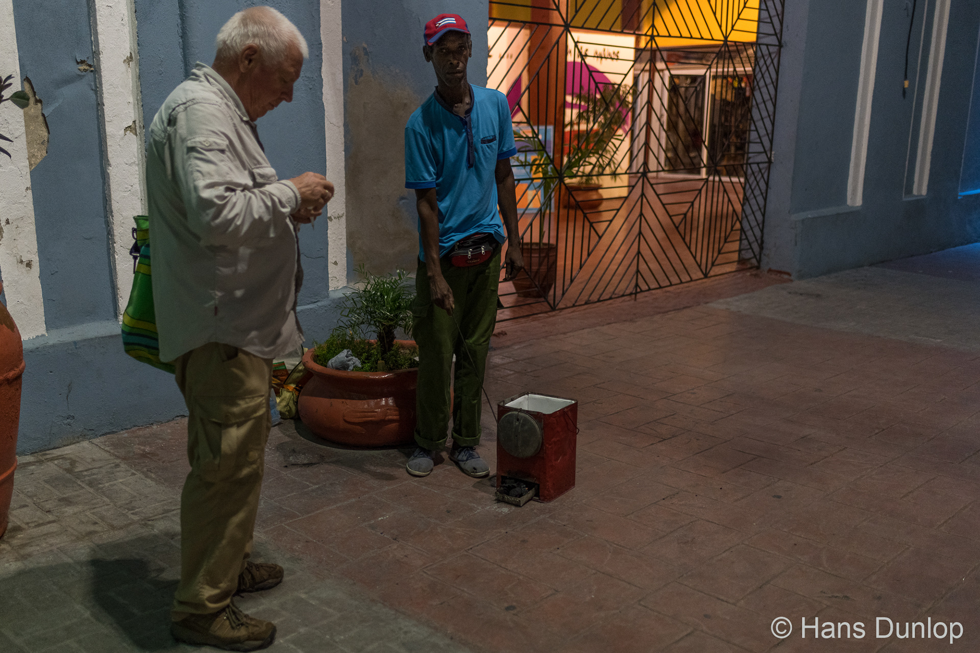 Mani (Peanuts) salesman, 1 peso/1 bag. We only have 1 CUC ...