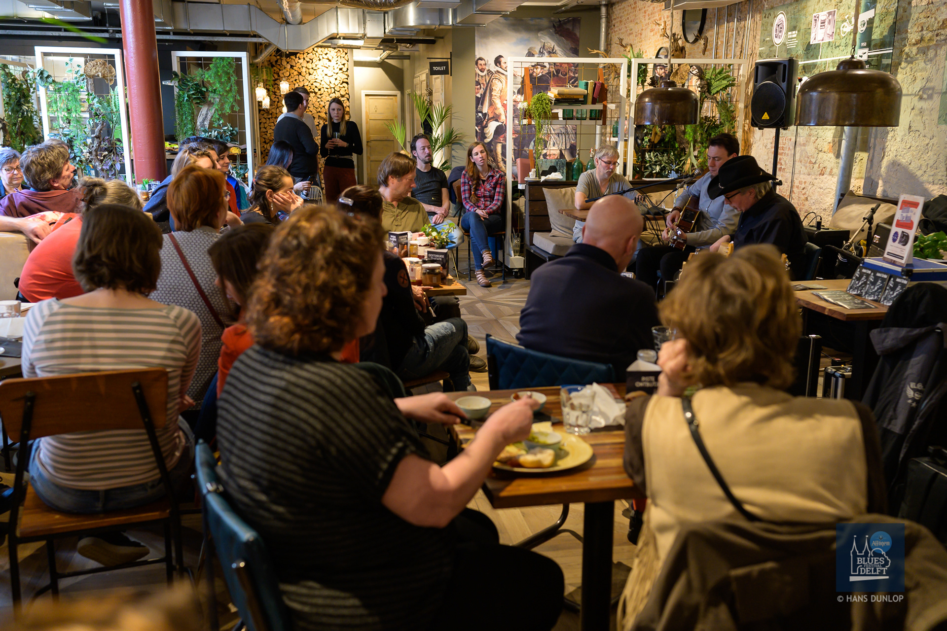 Gumbo & The Monk in restaurant Van Maanen