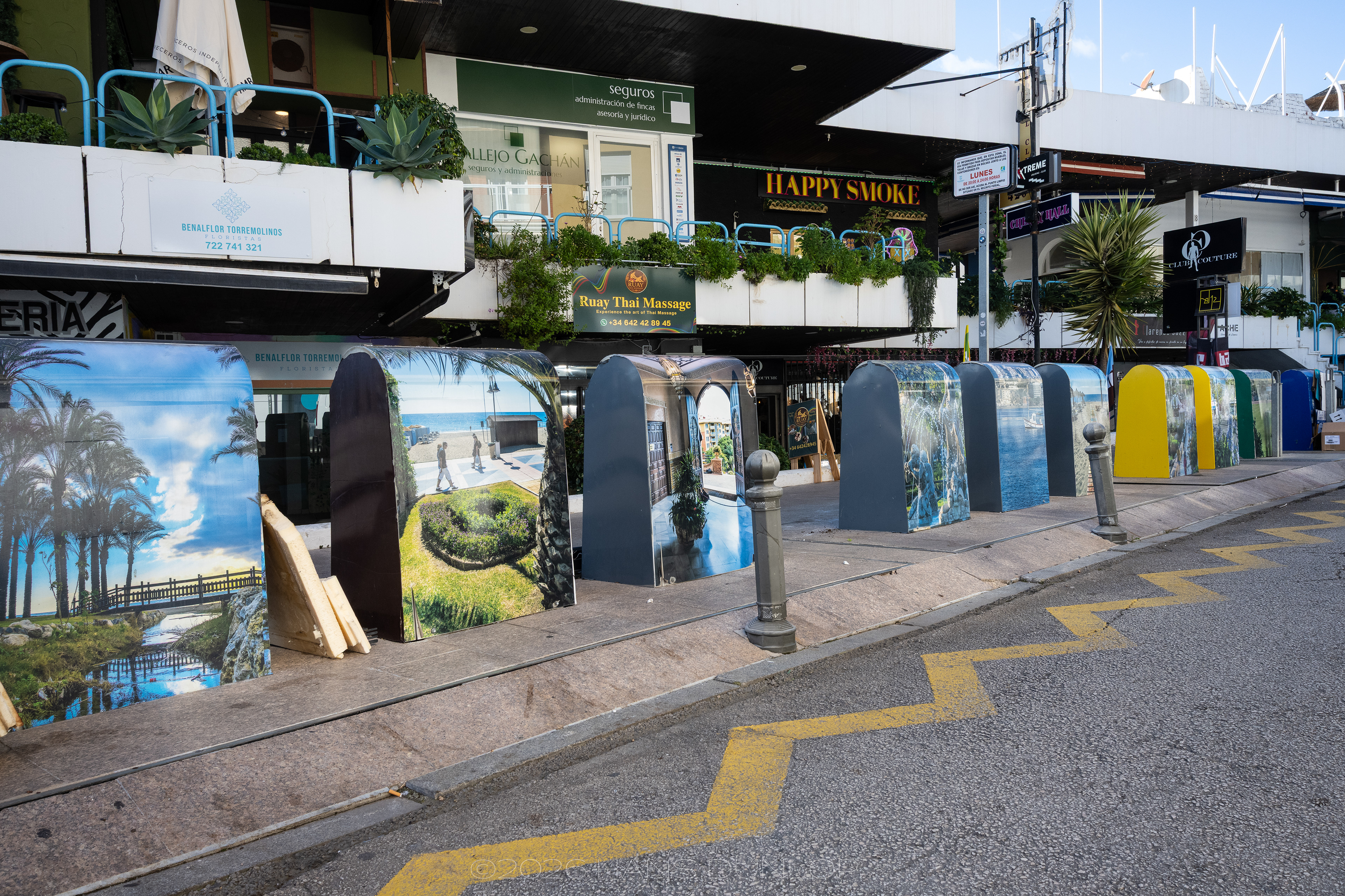 Vrolijk bestickerde ondergrondse containers