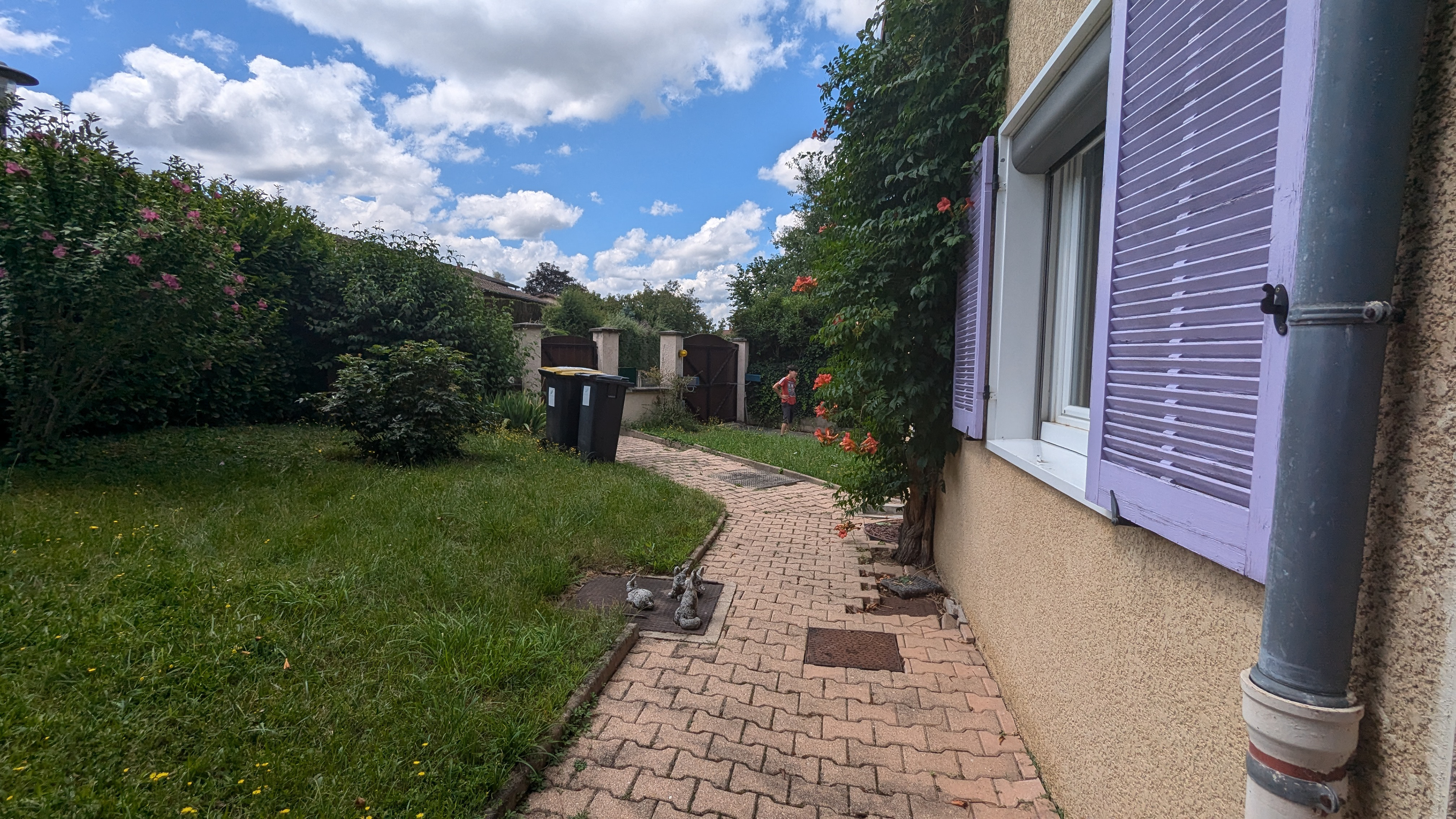 entrée de la maison par une allée de pavés autoblocants, adeline colin paysage, la cotière, région lyonnaise