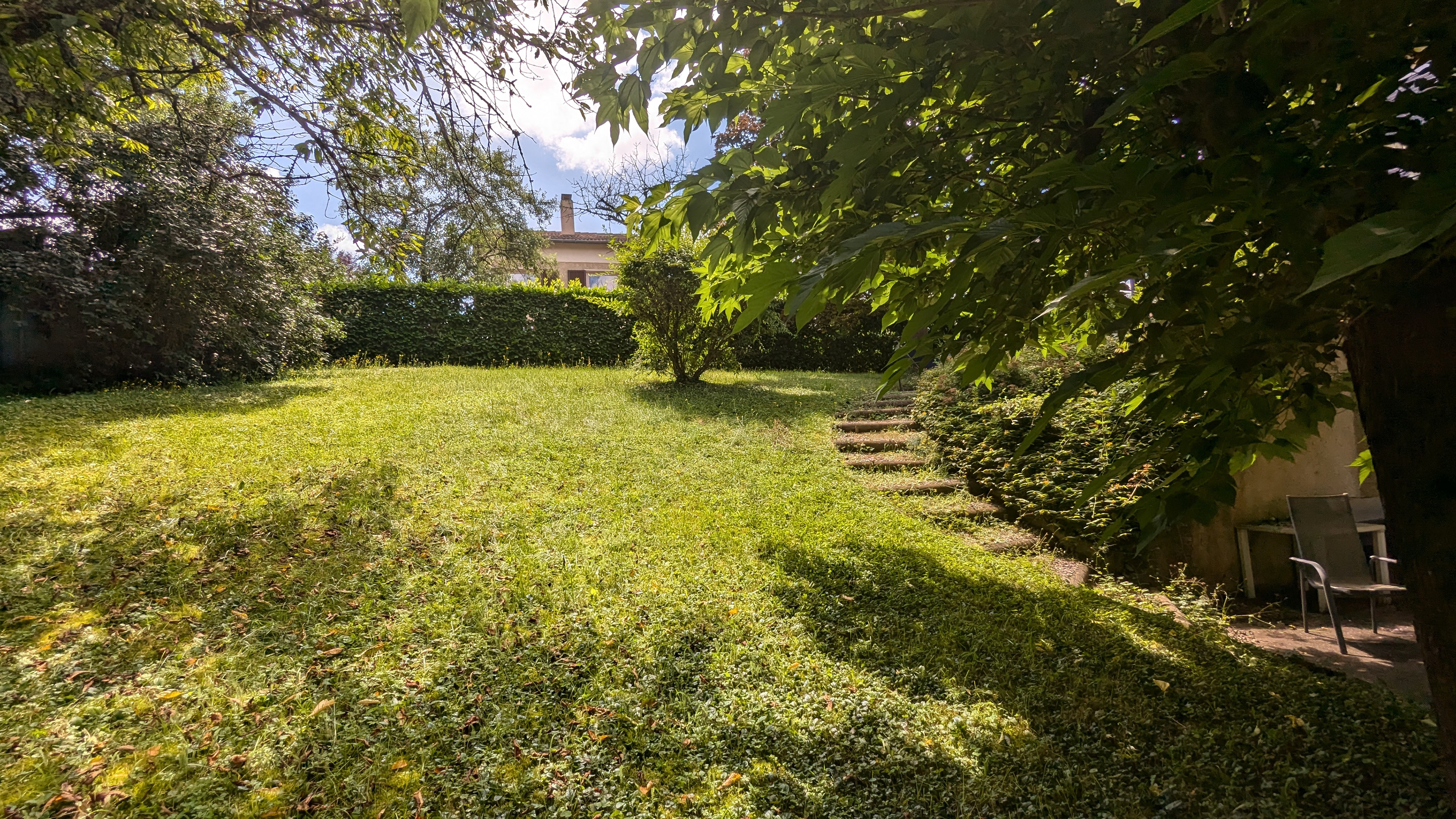 jardin vu du bas avec un dénivelé d'environ 2m, adeline colin paysage, la cotière, région lyonnaise