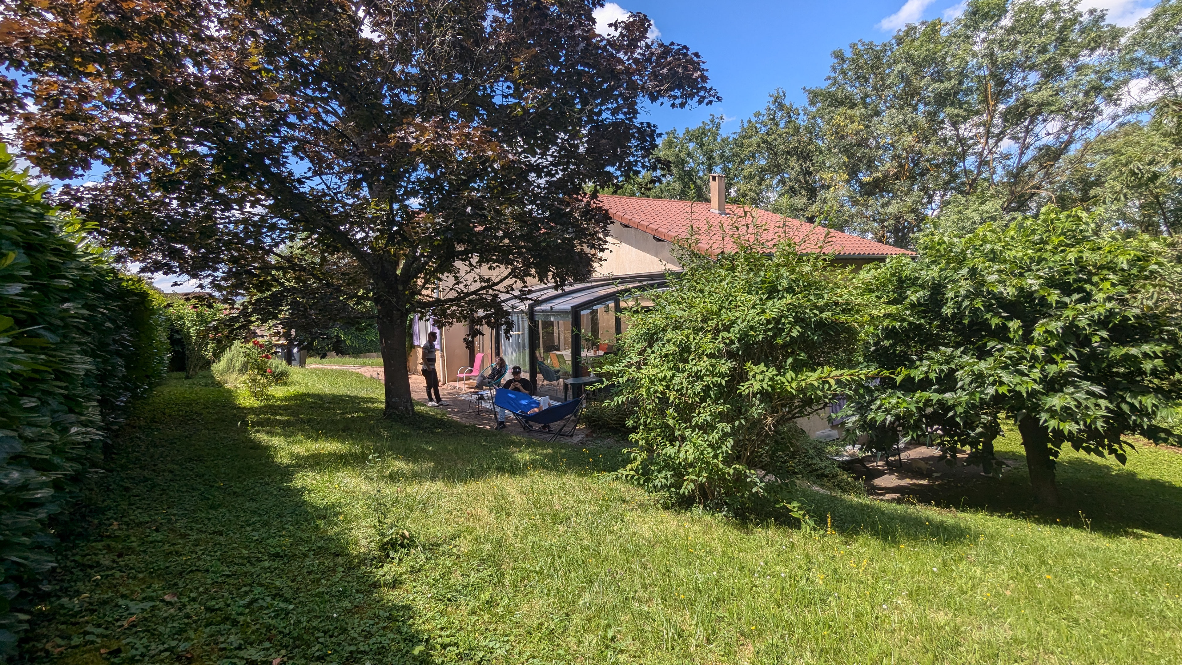 espace de vie du jardin de la maison à l'ombre d'un arbre, adeline colin paysage, la cotière, région lyonnaise