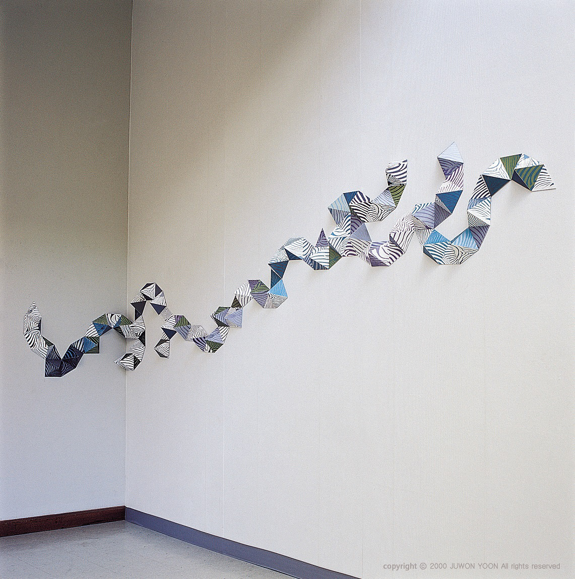 삼각 얼룩말 TRI-ZEBRA 80x250x9cm, lithograph, aquatint and foam board, installation, 2000