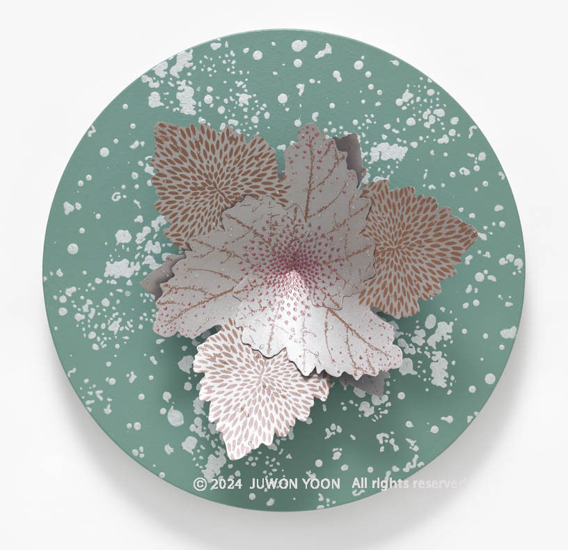 겨울 야간개화 WINTER NIGHT BLOOMING FOLIAGE Ø 40cm, silkscreen, acrylic and collage on canvas, 2024