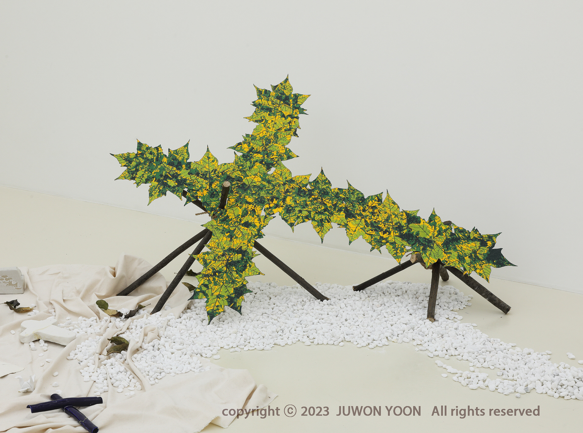 십자가의 길 THE PATH TO THE CROSS 89x125cm, silkscreen collage and branches 2023 (나단프로젝트 전시)