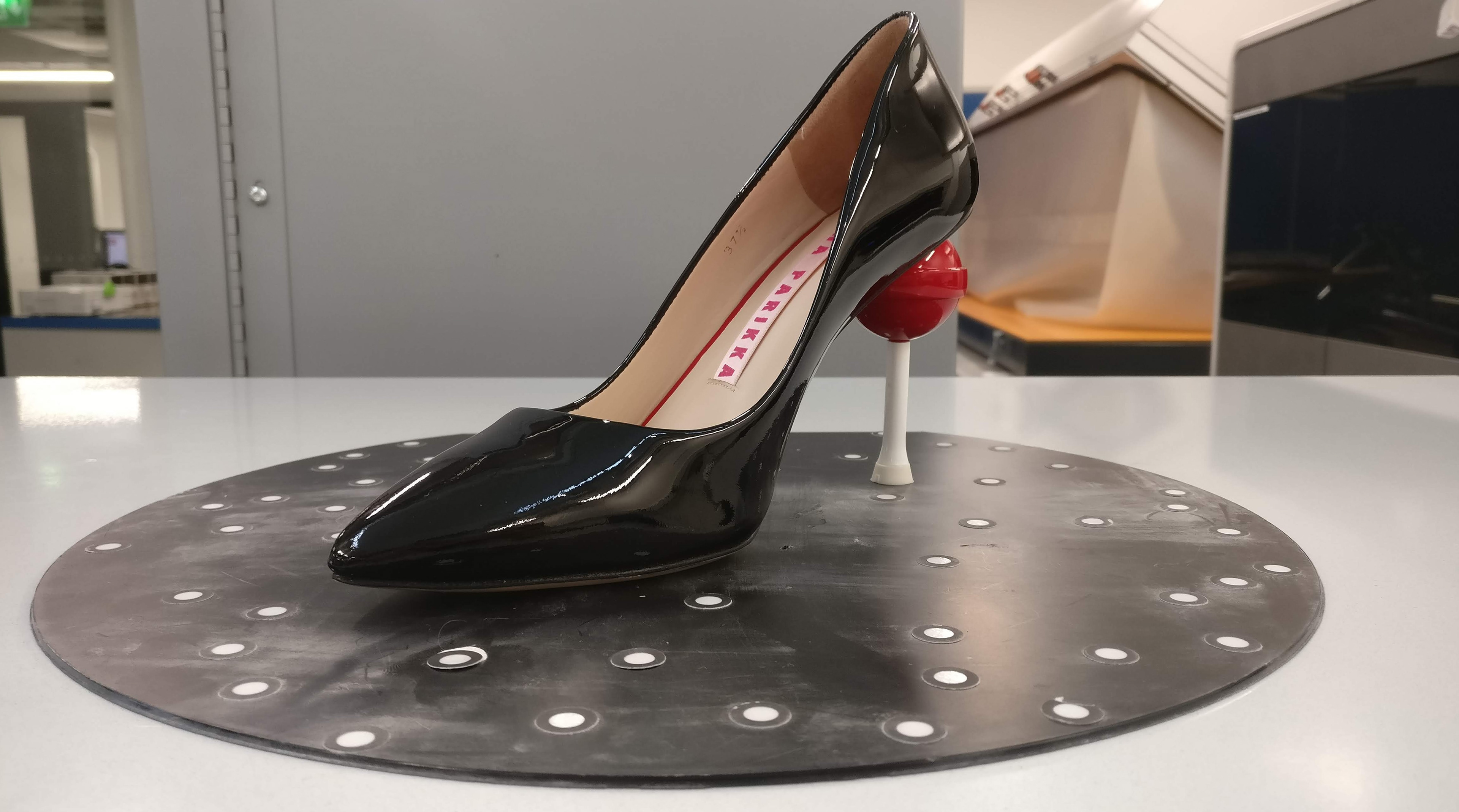 3D-scanning the original shoe