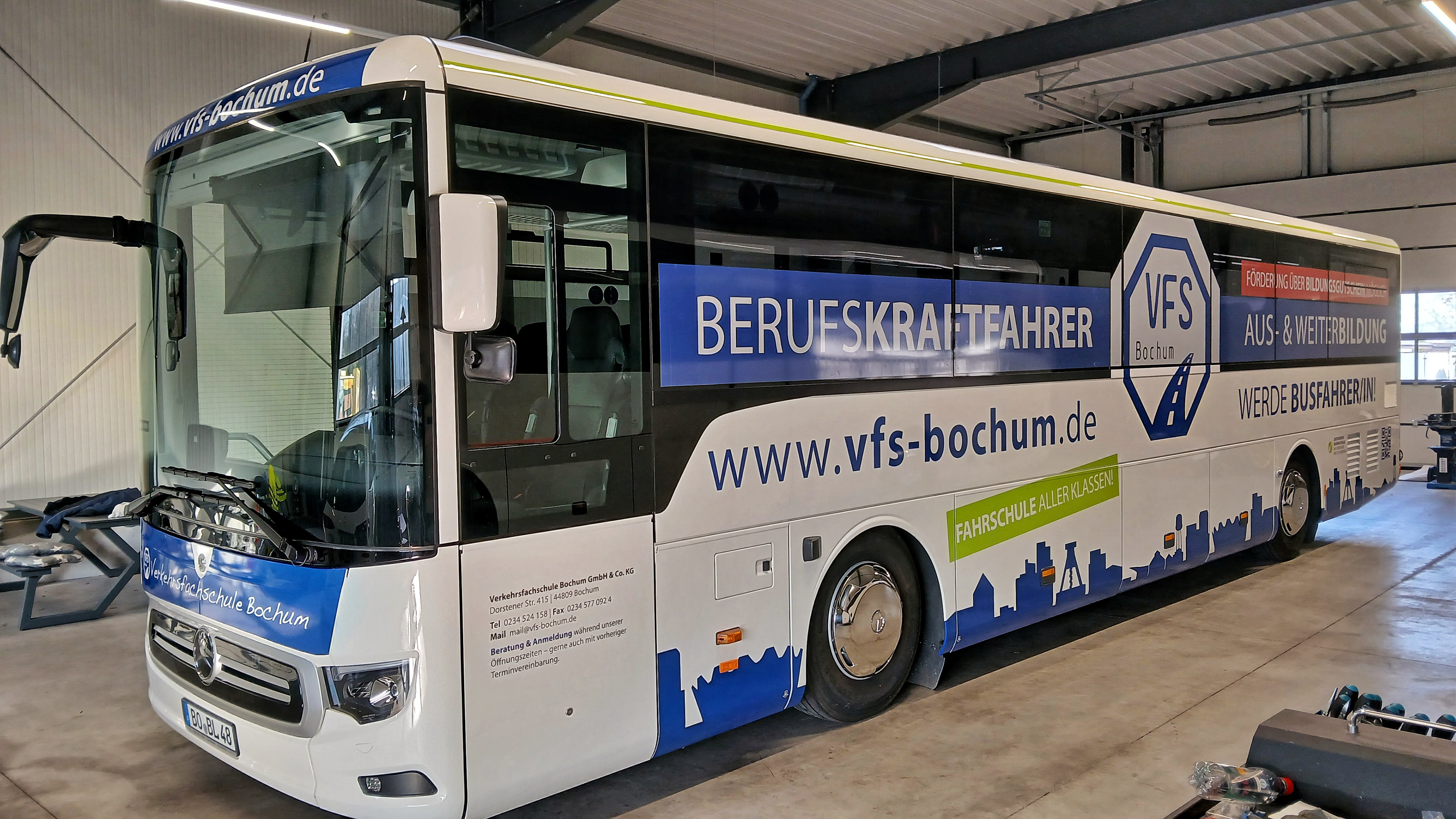 Verkehrsfachschule Bochum GmbH & Co. KG | Mercedes Benz Intouro | Fahrzeugfolierung und Fahrzeugbeschriftung eichmann