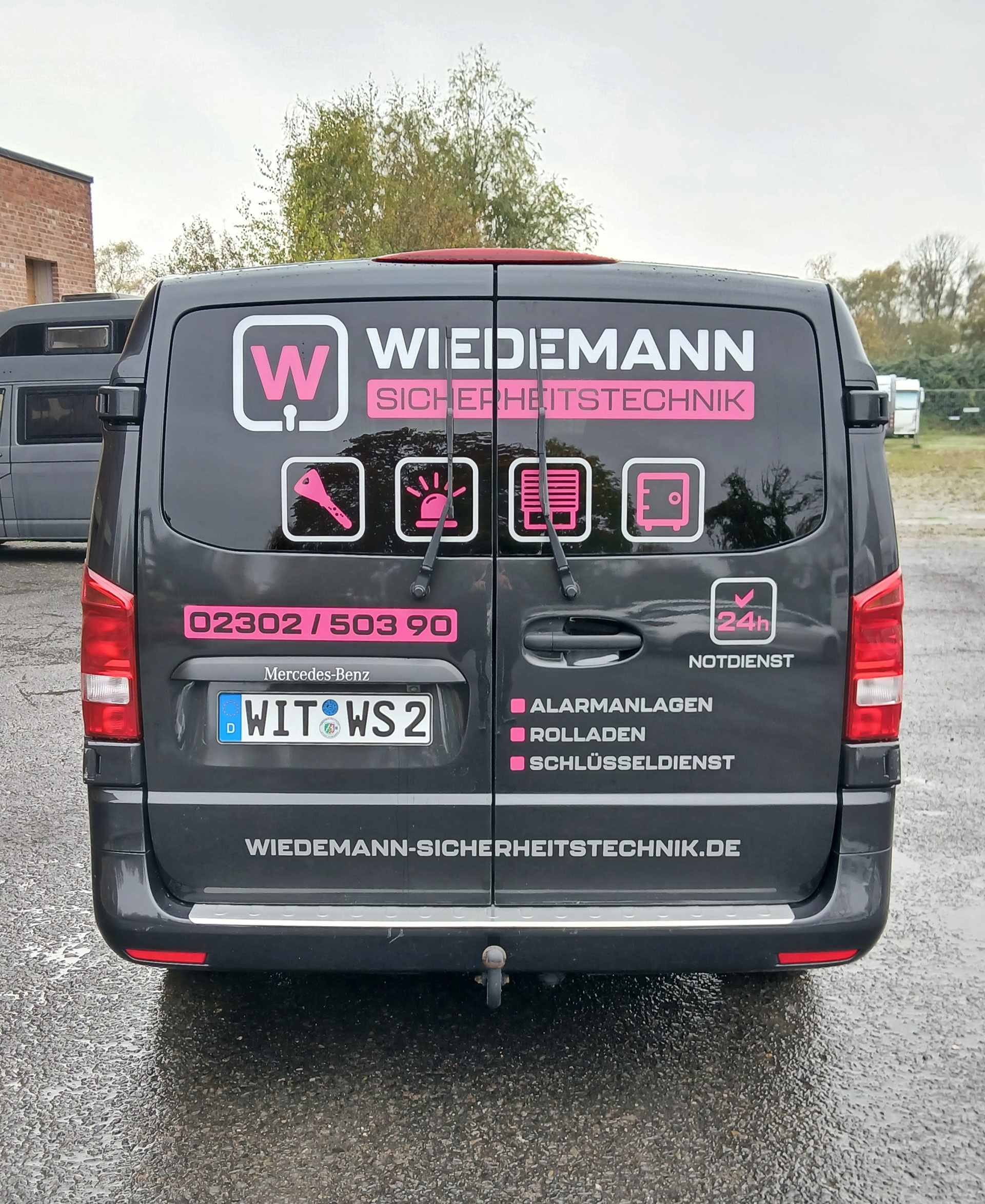 WIEDEMANN SICHERHEITSTECHNIK GMBH | Mercedes Vito | Design und Fahrzeugbeschriftung eichmann
