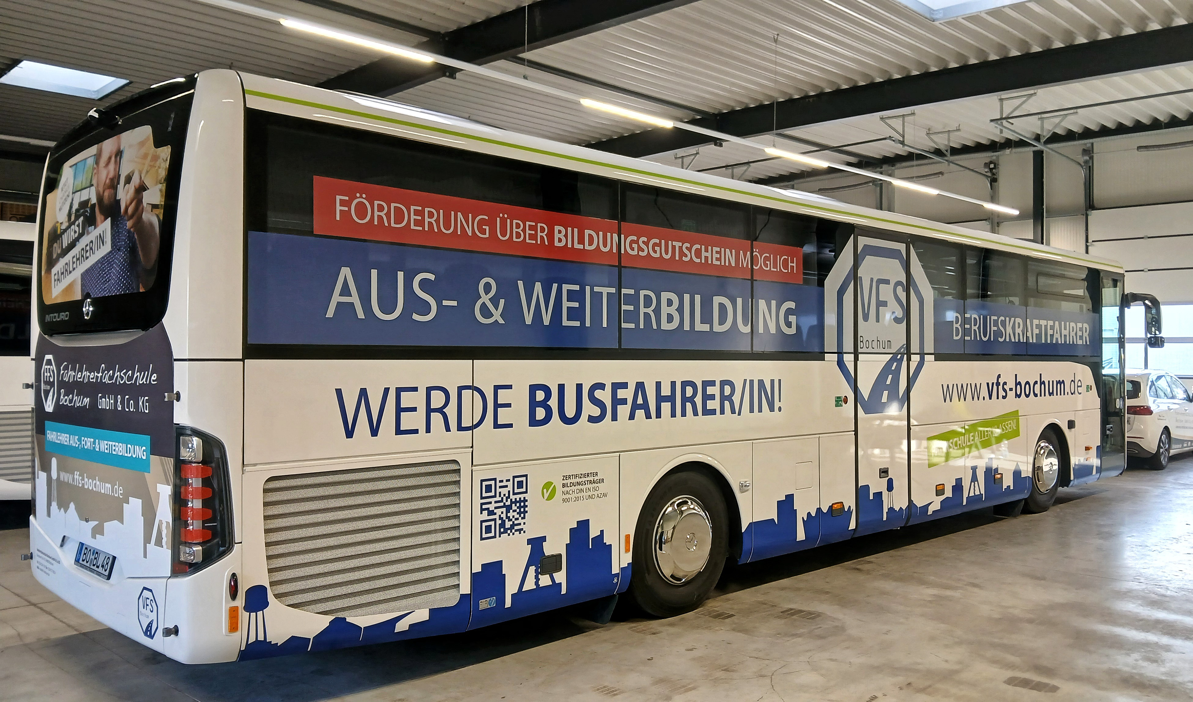 Verkehrsfachschule Bochum GmbH & Co. KG | Mercedes Benz Intouro | Fahrzeugfolierung und Fahrzeugbeschriftung eichmann