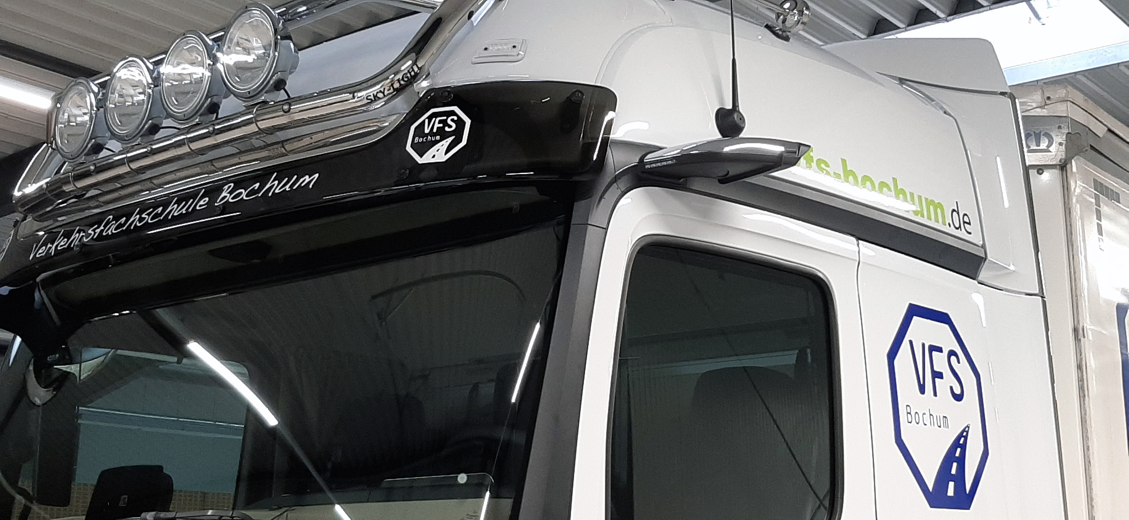 Verkehrsfachschule Bochum GmbH & Co. KG | Mercedes Benz Actros | Design und Fahrzeugbeschriftung eichmann