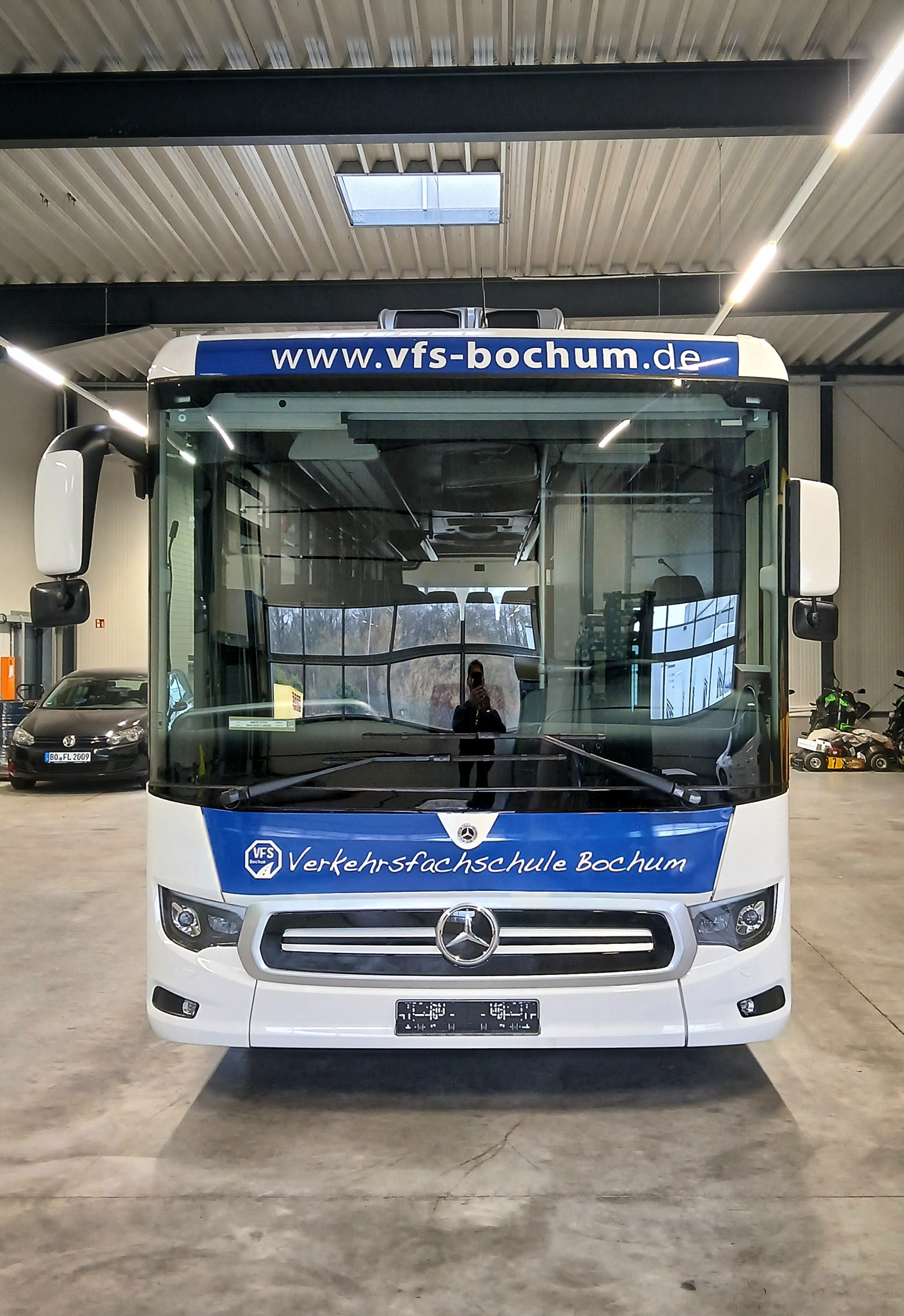 Verkehrsfachschule Bochum GmbH & Co. KG | Mercedes Benz Intouro | Fahrzeugfolierung und Fahrzeugbeschriftung eichmann