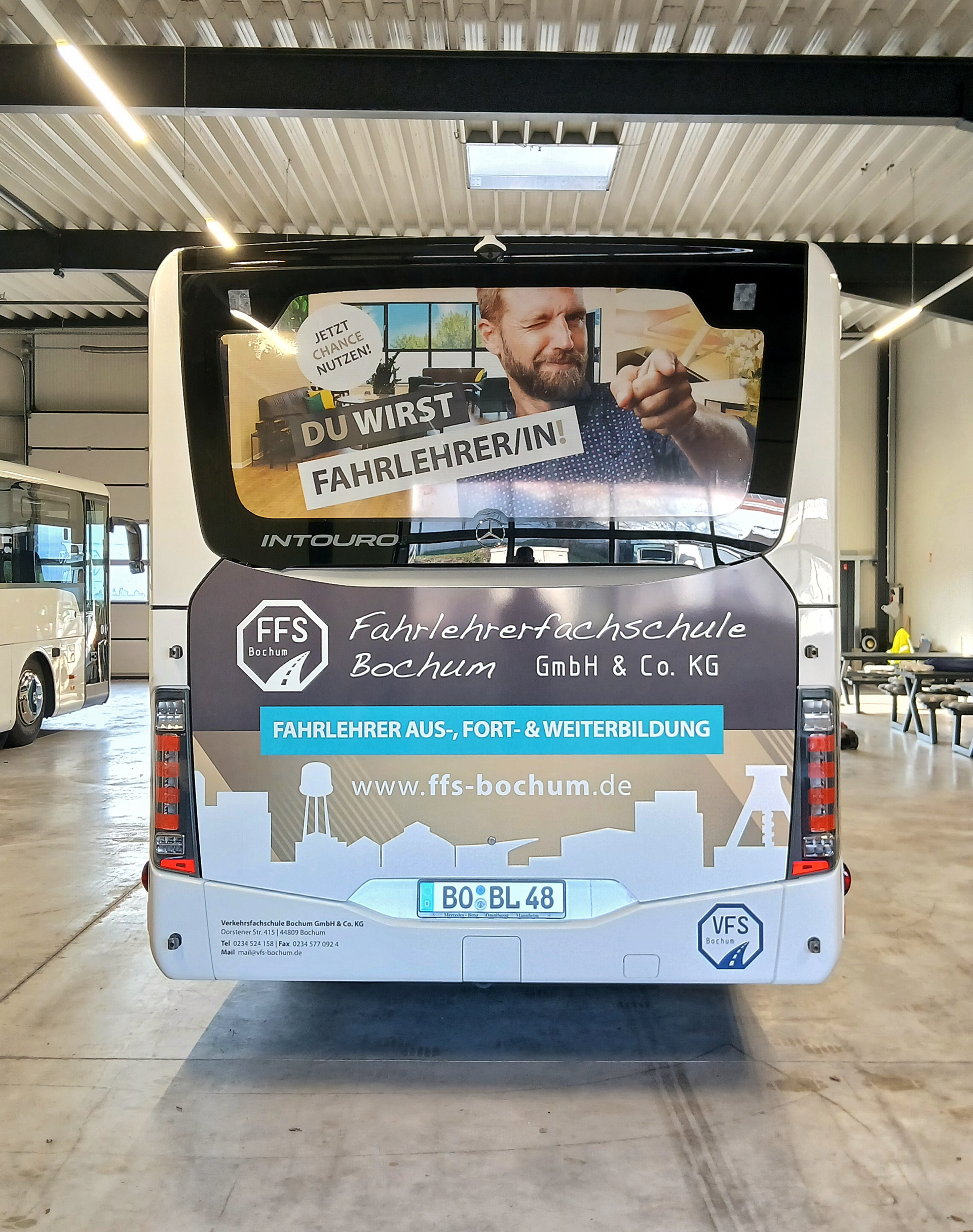 Verkehrsfachschule Bochum GmbH & Co. KG | Mercedes Benz Intouro | Fahrzeugfolierung und Fahrzeugbeschriftung eichmann