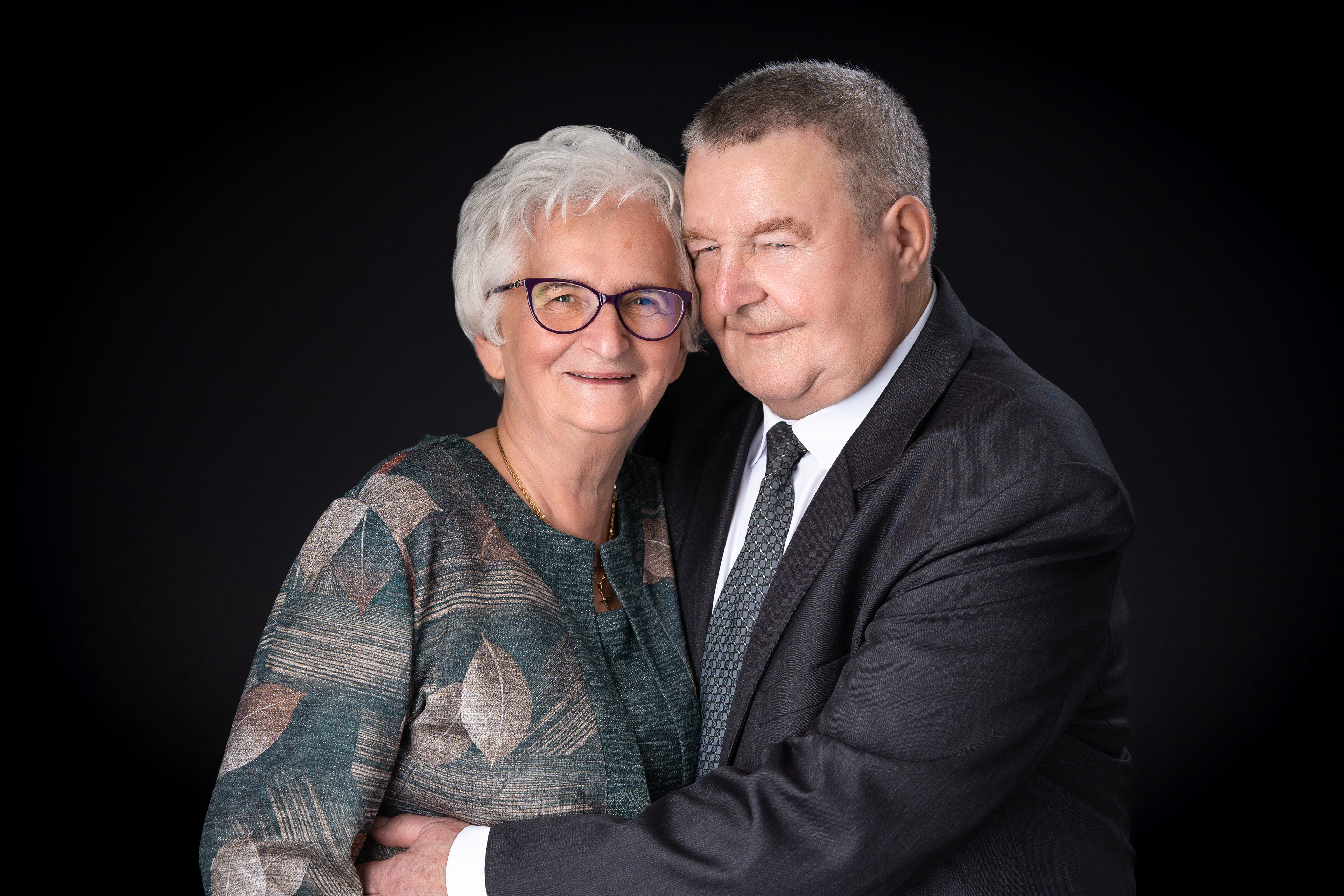 Zdjęcia weselne w mobilnym studio fotograficznym - naturalne portrety gości w eleganckiej oprawie
