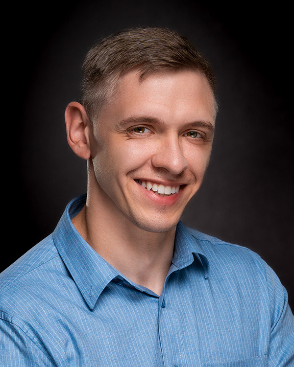 Profesjonalna fotografia biznesowa dla firm, zdjęcie typu headshoot na jednolitym tle Kraków