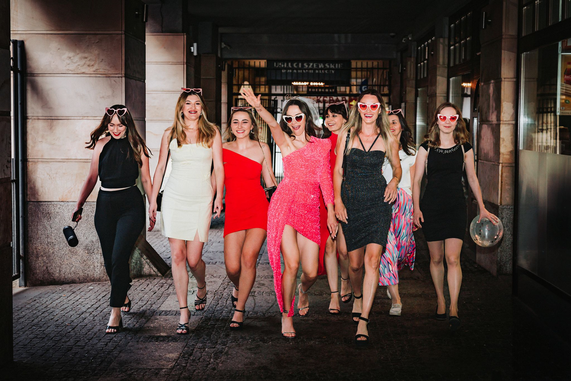 Grupowe zdjęcie uśmiechniętych uczestniczek wieczoru panieńskiego w Krakowie – luźna atmosfera i radosna sesja zdjęciowa w mieście