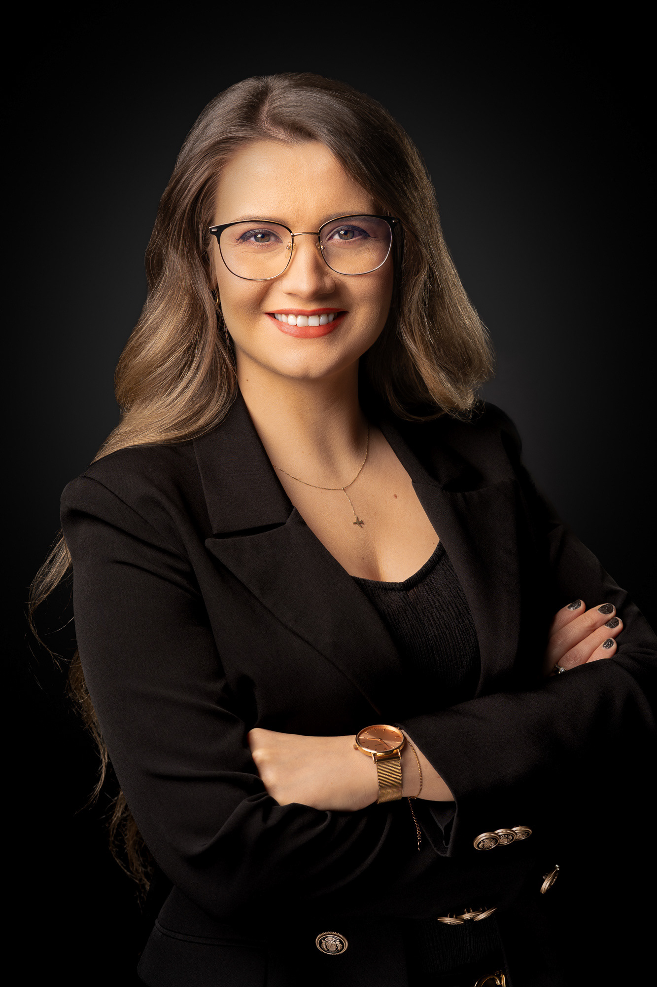 Profesjonalna sesja biznesowa dla kobiety. Portret na czarnym tle. Fotografia biznesowa Kraków
