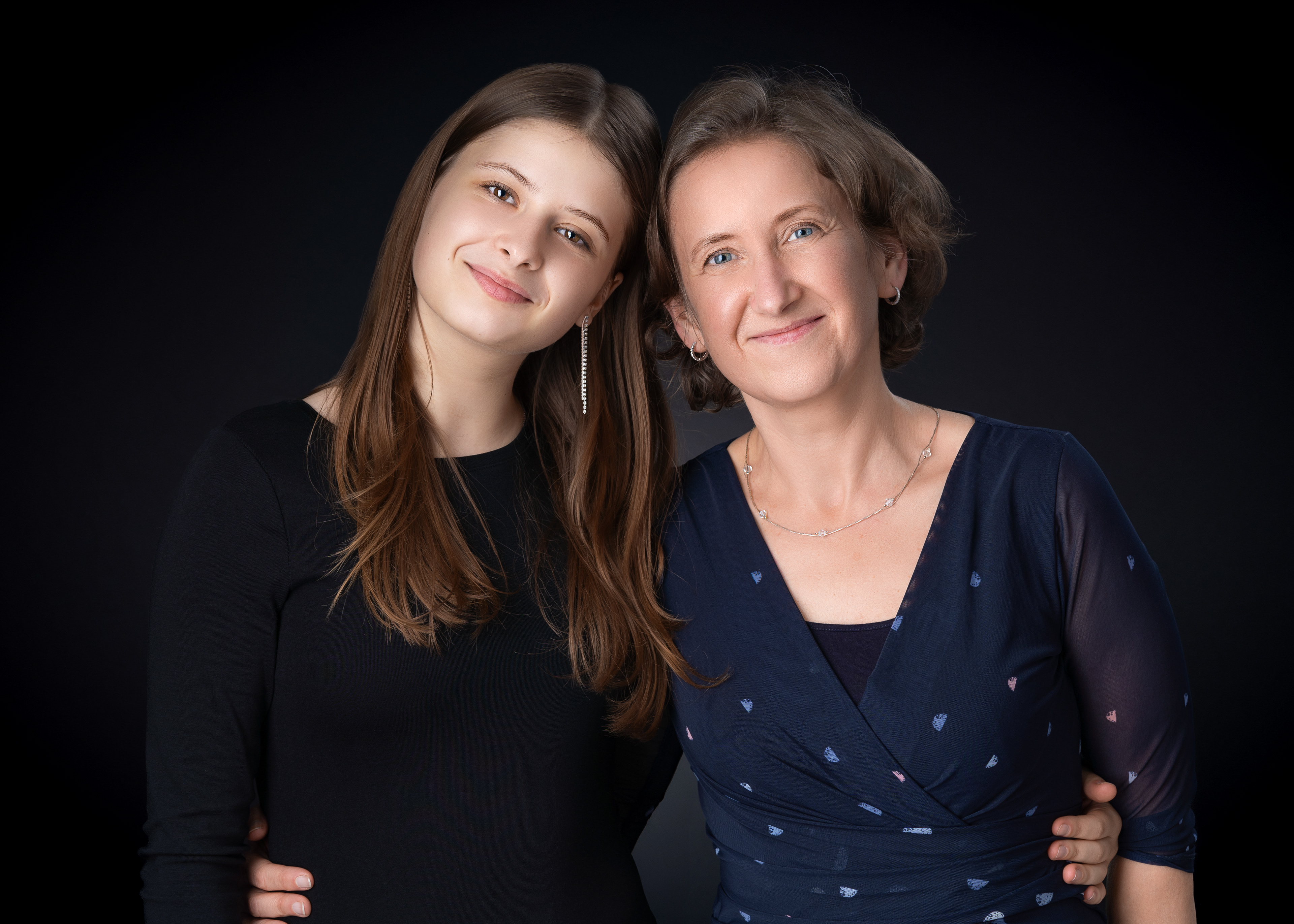 Profesjonalny portret gości weselnych wykonany w Mobilnym Foto Studio - zdjęcia premium na czarnym tle w Małopolsce