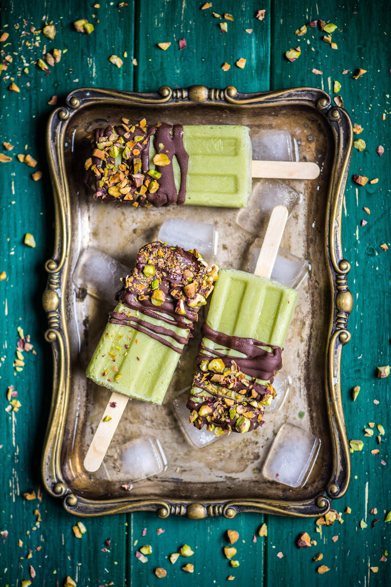 Lovely and creamy avocado lemon popsicles with chocolate and pistachios glaze